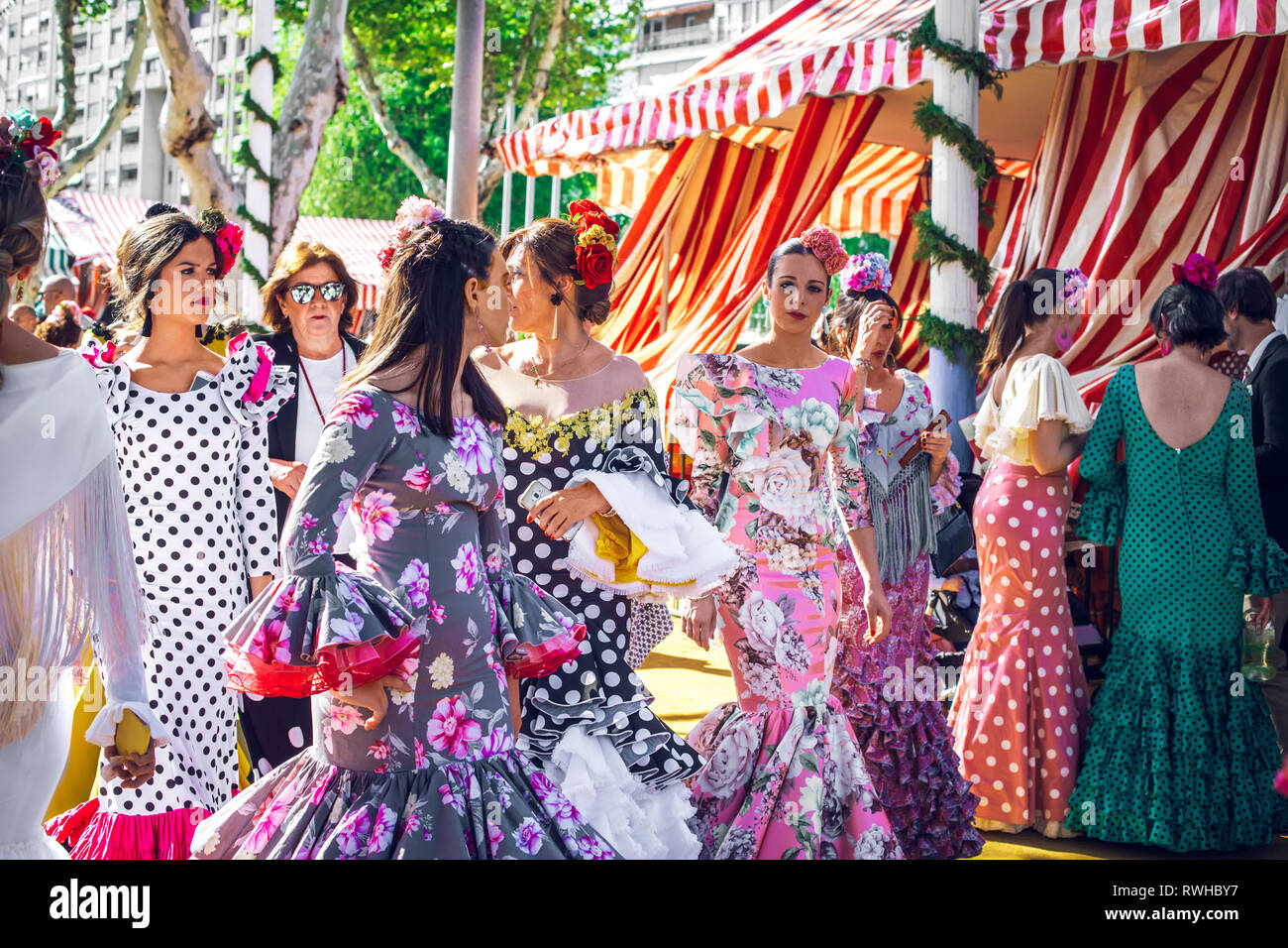 Belles femmes vêtues de costumes traditionnels profiter Foire d'Avril de Séville , salon (Feria de Séville). Banque D'Images