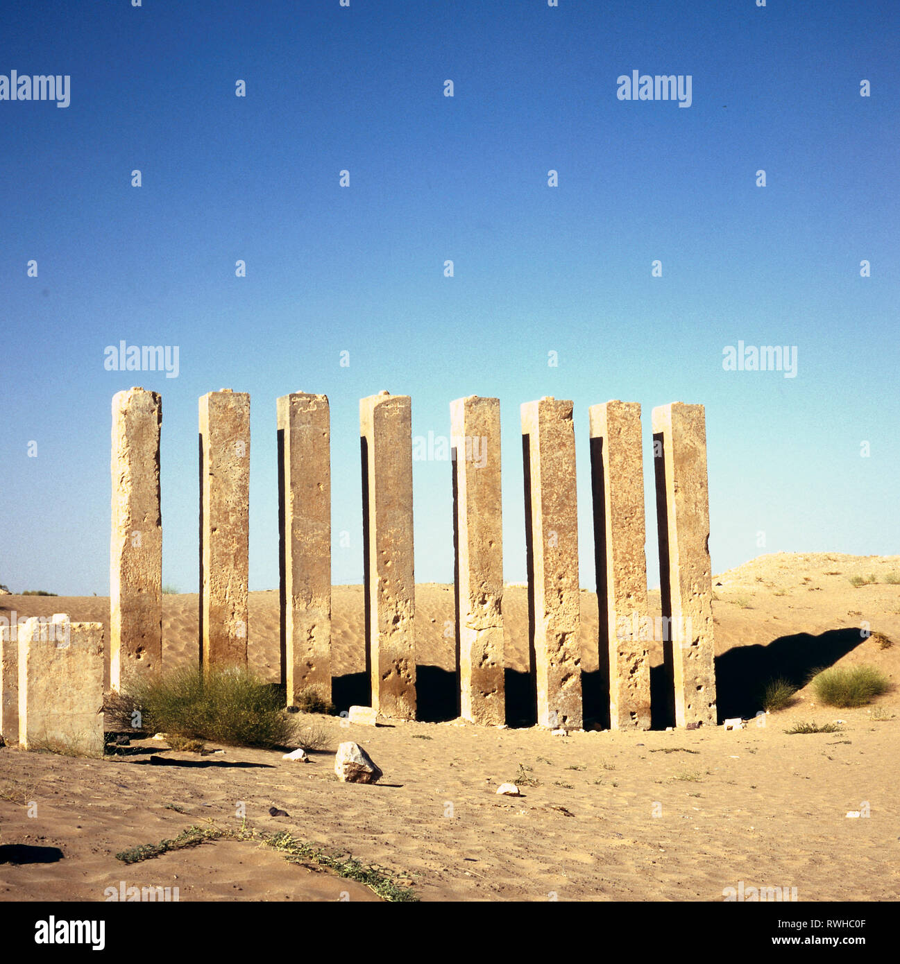 Cinq piliers encore debout sur le site de la Baran Temple, près de la vieille ville de Marib, au Yémen Banque D'Images