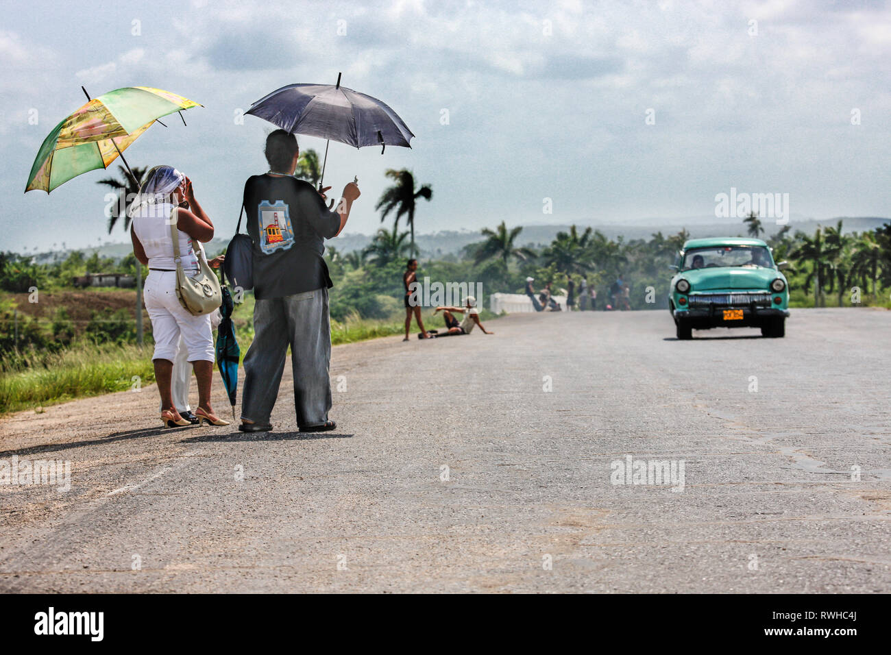 San Cristóbal, Cuba. 29 mai, 2009. L'attelage-hickers proposant aux automobilistes afin de les inciter à s'arrêter et leur donner un tour sur th A4 motorw Banque D'Images