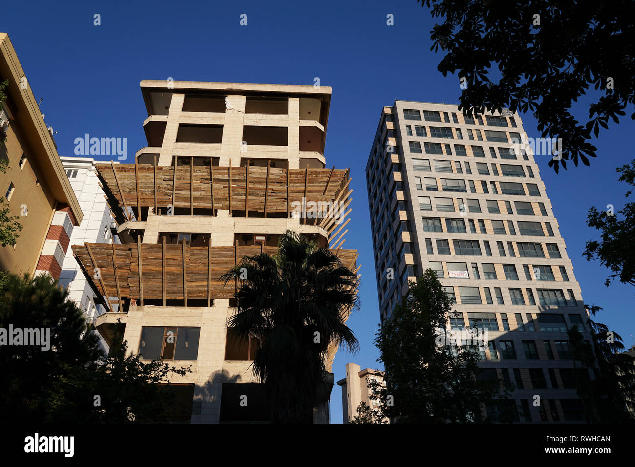 Istanbul, Turquie - 28 Avril 2018 : un bâtiment en attente d'être démolis sur le site de construction et il y a un bâtiment neuf et moderne à côté. Banque D'Images