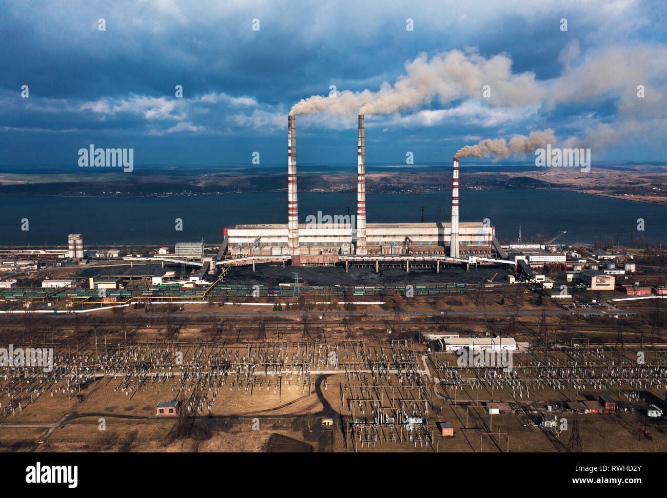 Ancienne usine thermoélectrique avec de grandes cheminées dans un paysage rural. Burshtyn, Ukraine Banque D'Images