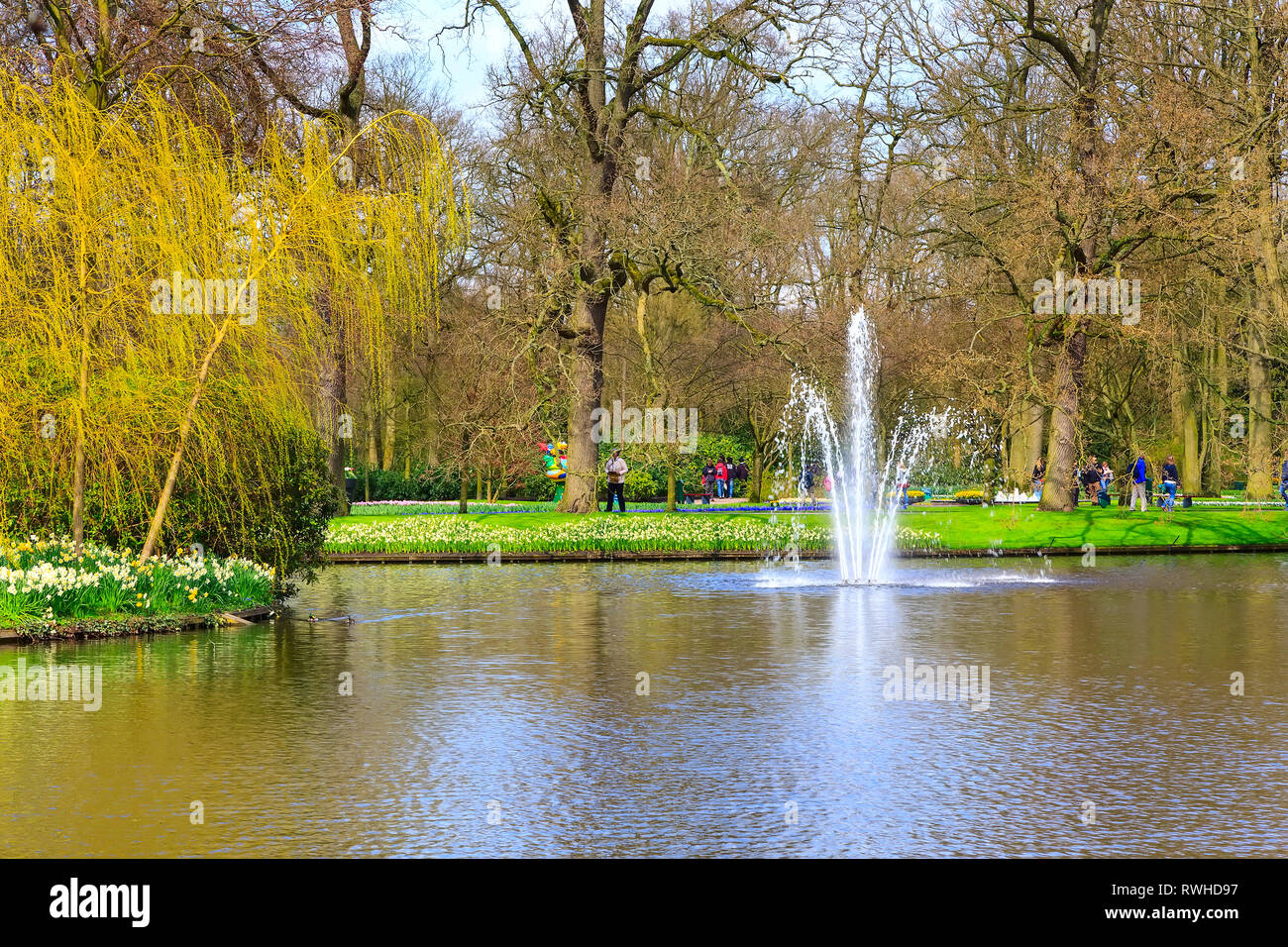 Lisse, Pays-Bas - 4 Avril 2016 : le lac et fontaine dans le jardin de fleurs de printemps et vue sur le parc de Keukenhof Banque D'Images