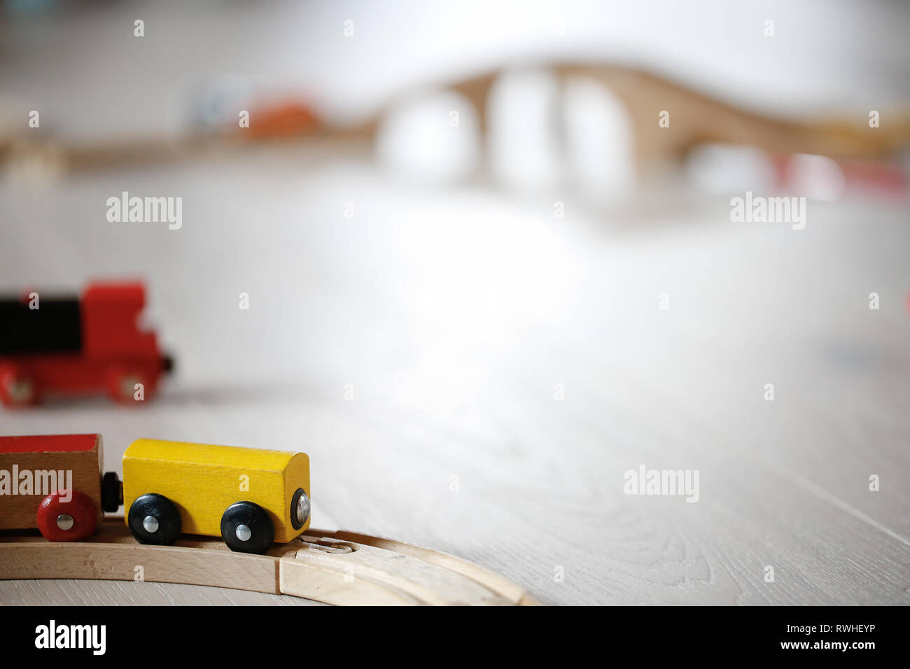 Train en bois les jouets. Jouets éducatifs et naturel, l'apprentissage par l'expérience de jeu créatif, concept, brut et la motricité fine, les cré Banque D'Images