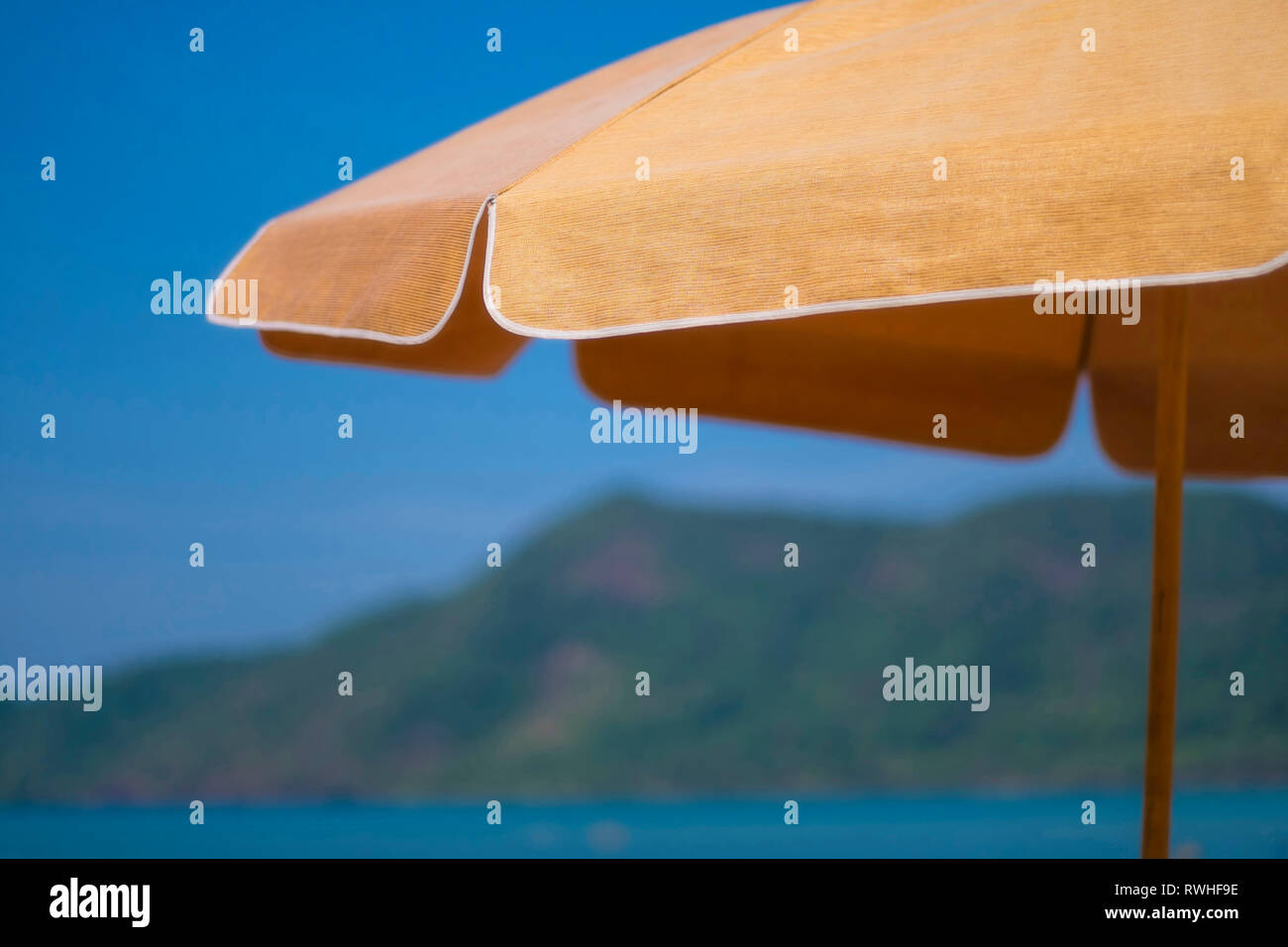 Parasol Orange contre le ciel bleu Banque D'Images