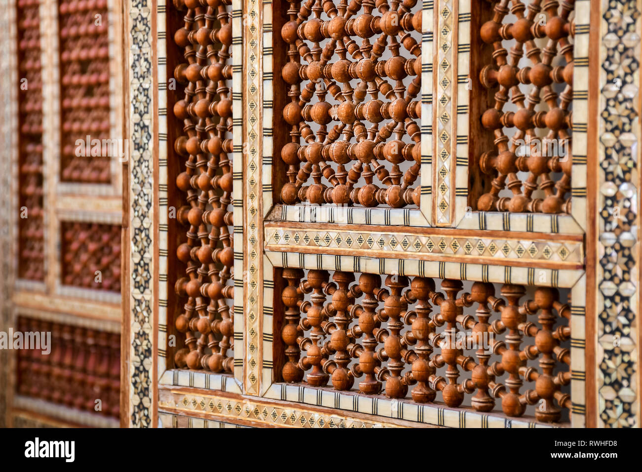 Oriental arabe à la main en bois mur de protection avec ornement Islamique Banque D'Images