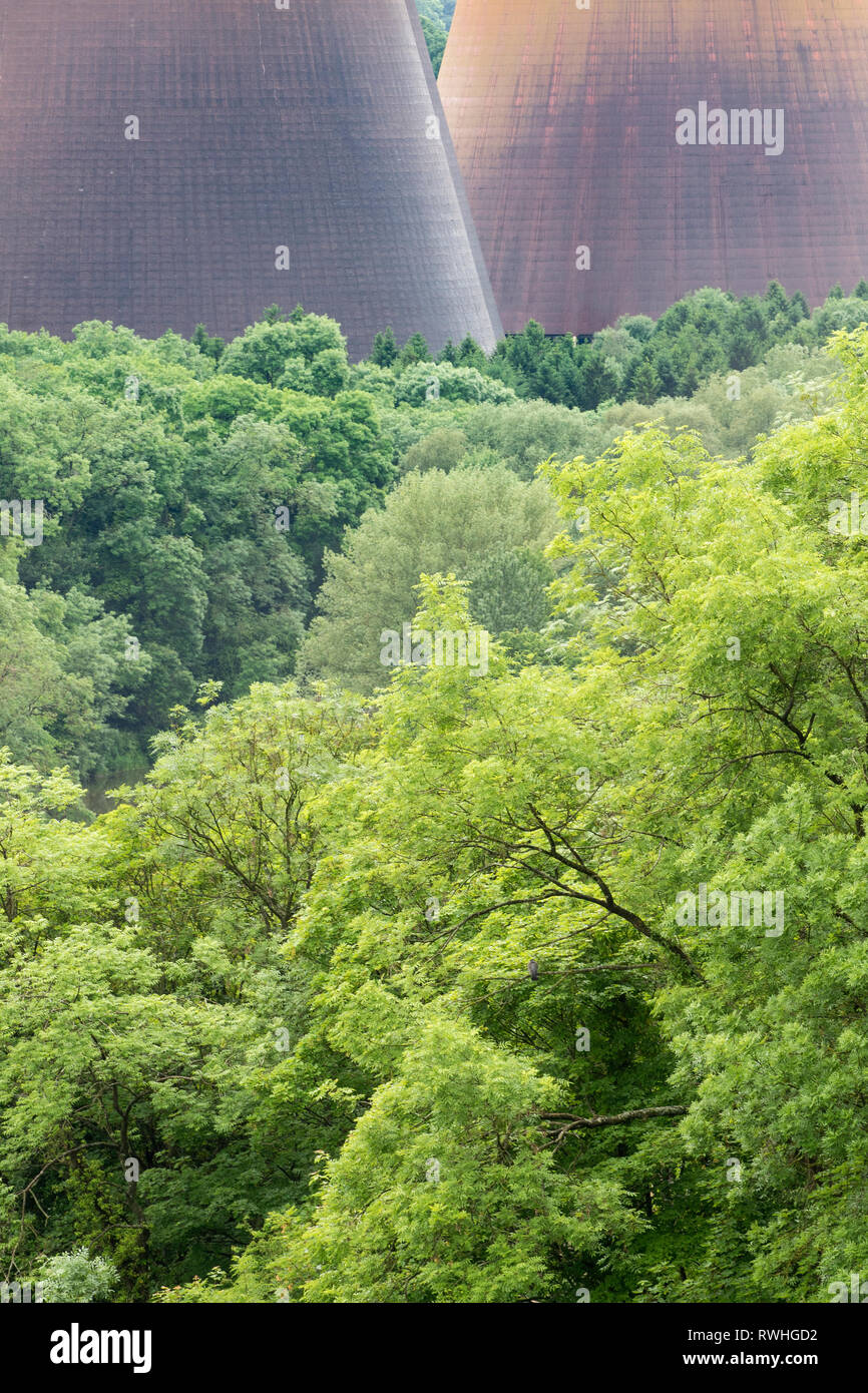 Tours de refroidissement à côté de la rivière Severn à Ironbridge dans le Shropshire, Angleterre, Royaume-Uni. Banque D'Images