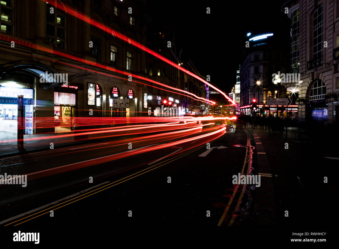 Sentier de lumière tourné à Piccadilly Circus, Londres Banque D'Images