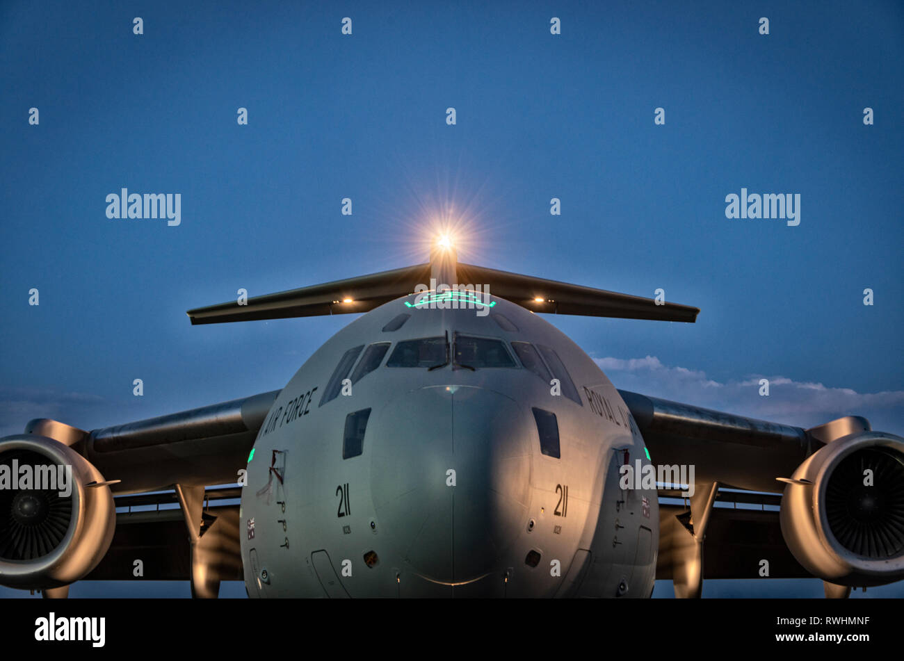 L'extrémité avant d'un Boeing C-17 Globemaster III au crépuscule Banque D'Images