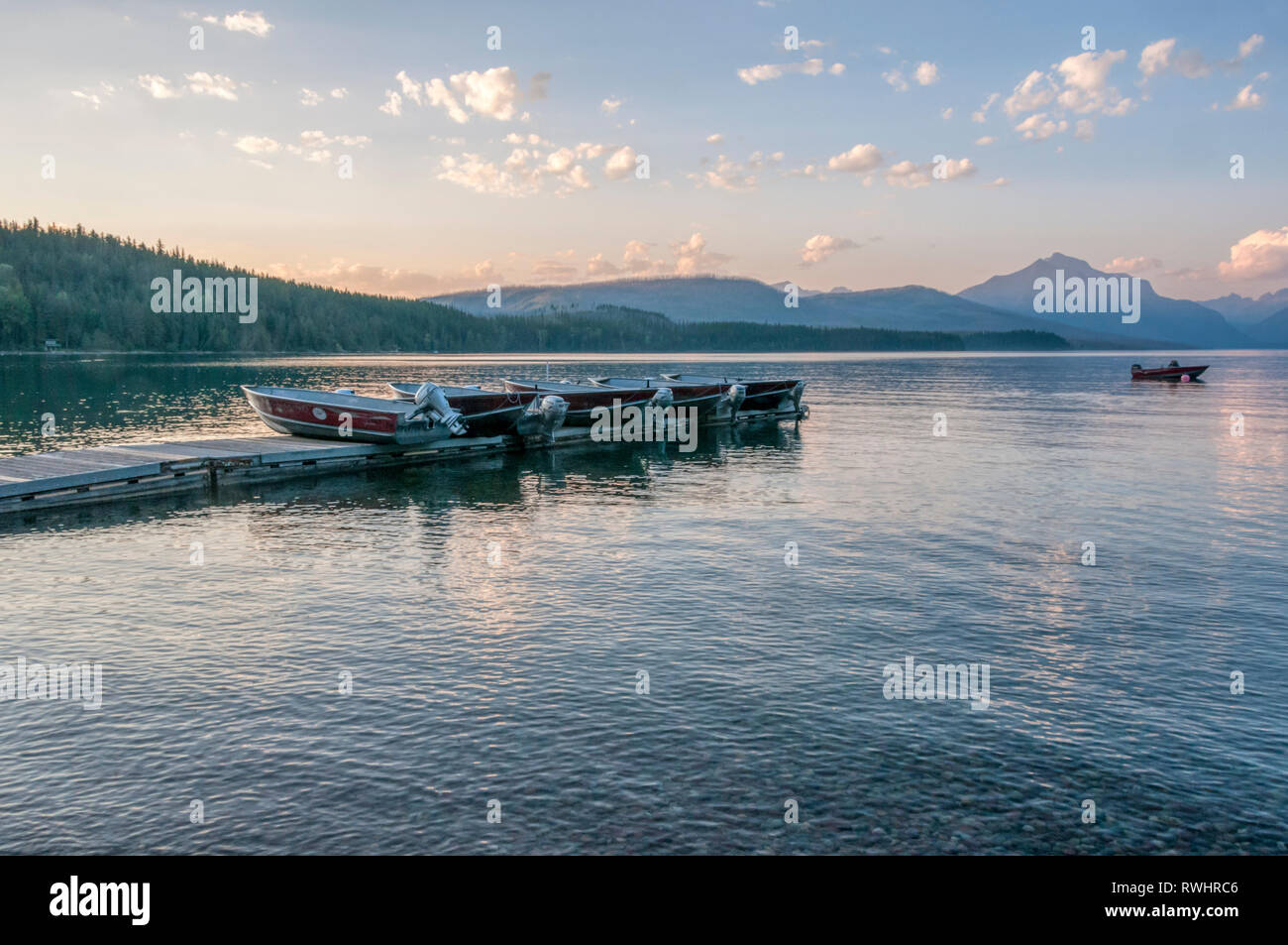 Bateaux sur la jetée au cours d'une soirée tranquille au bord de lac en lac sur Apgar McDonald dans le Glacier National Park, Montana, USA Banque D'Images