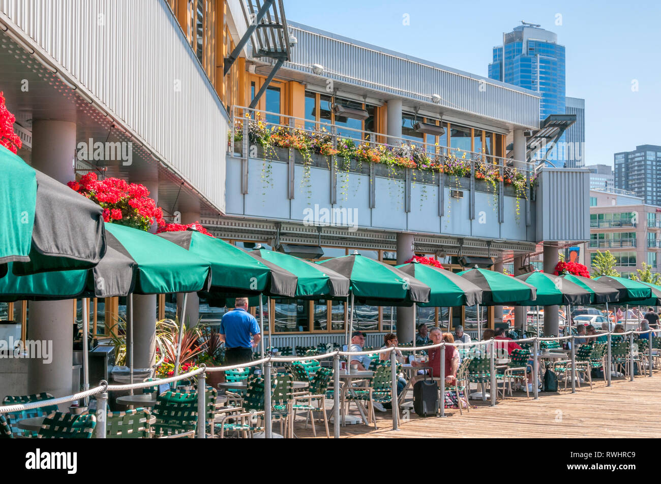 Les gens assis à l'extérieur pour manger à Pier 66 à Seattle. Banque D'Images