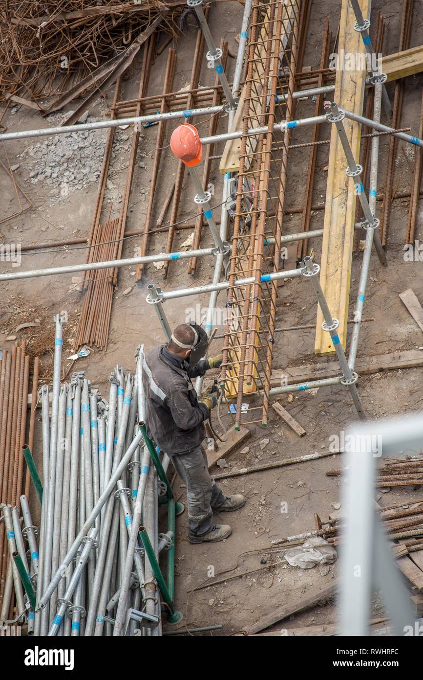 Les travailleurs d'usine à Koksokhim, les soudeurs sont engagés dans la construction et l'installation de structures métalliques sur les hauteurs et dans des conditions de travail Banque D'Images