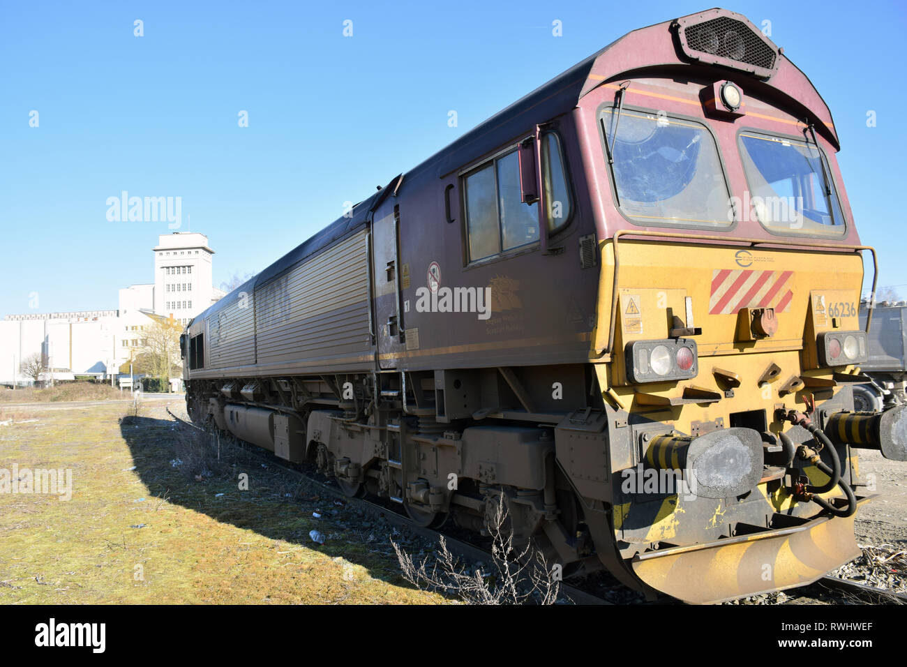 L'English Welsh & Scottish Railway moteur classe 66 sur une voie d'évitement, Pithiviers, France Feb 2019 Banque D'Images