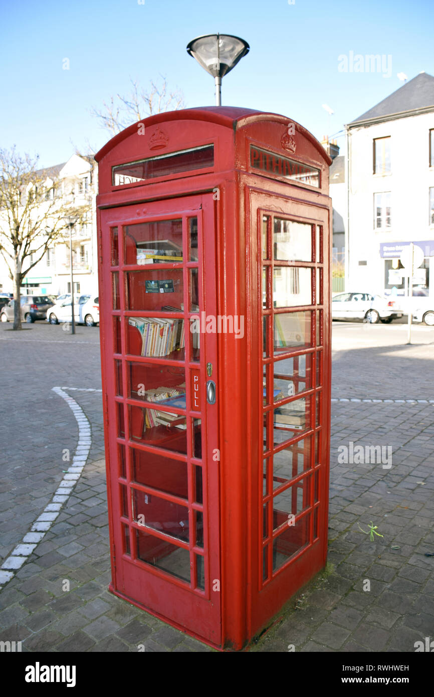 Pithiviers en France est jumelée avec Ashby De La Zouch en Angleterre. Dons  de téléphone rouge fort transformé en un livre de la bibliothèque  d'échange. Feb 2019 Photo Stock - Alamy