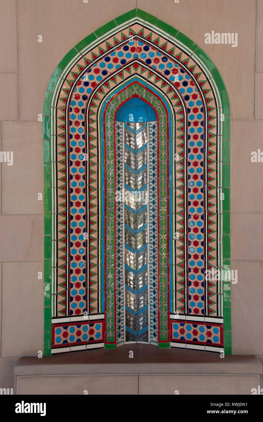 Les alcôves avec dessins islamique, Grande Mosquée, Muscat, Oman Banque D'Images