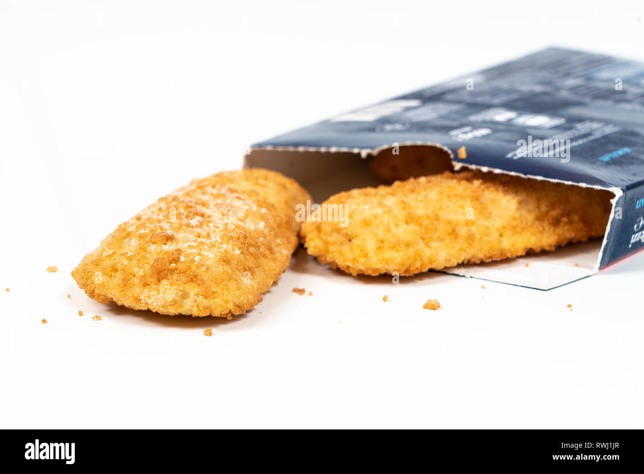 Le poisson congelé dans une boîte en carton sur une surface blanche Banque D'Images