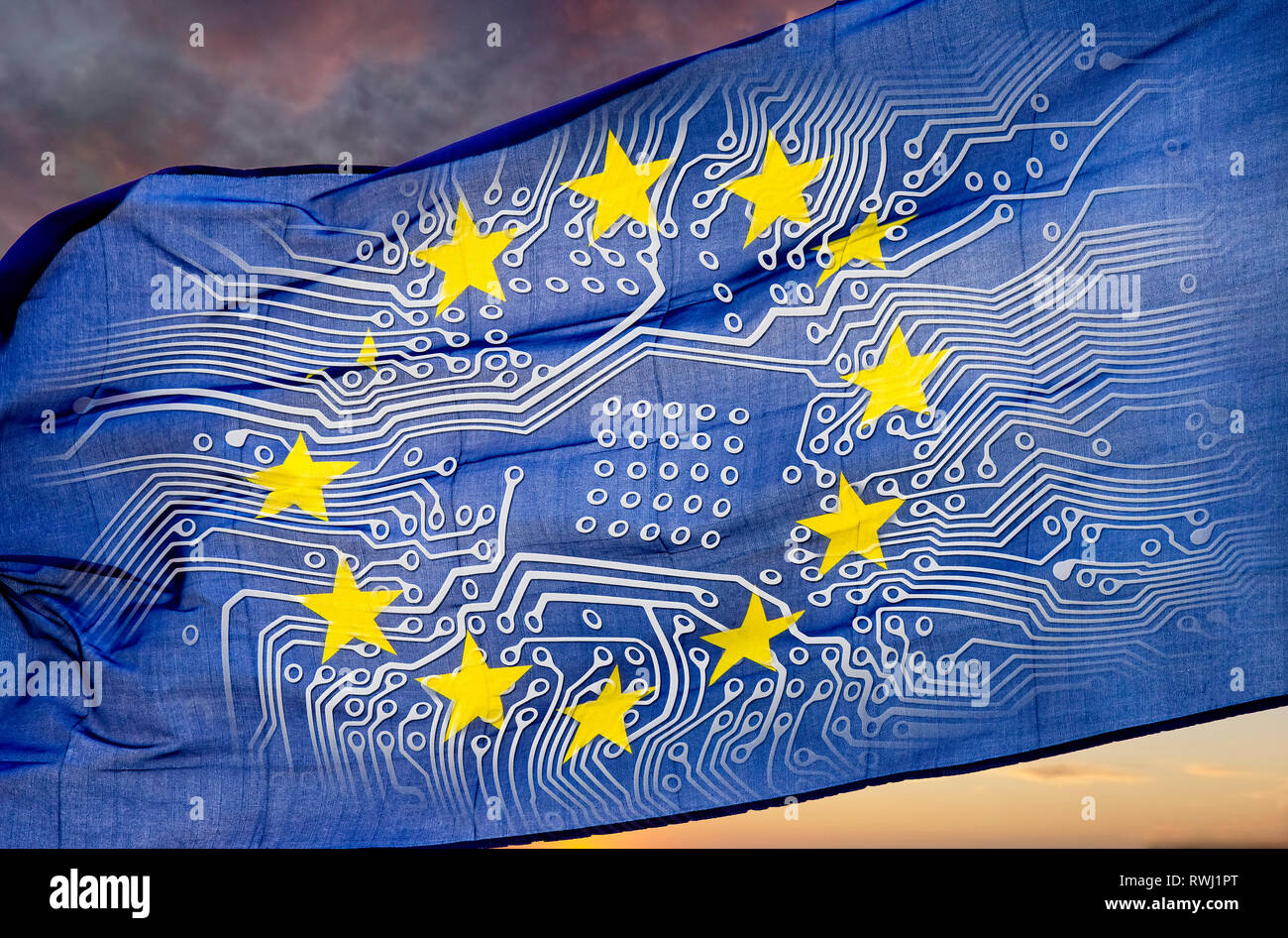 Drapeau européen avec l'administration en face de ciel dramatique Banque D'Images