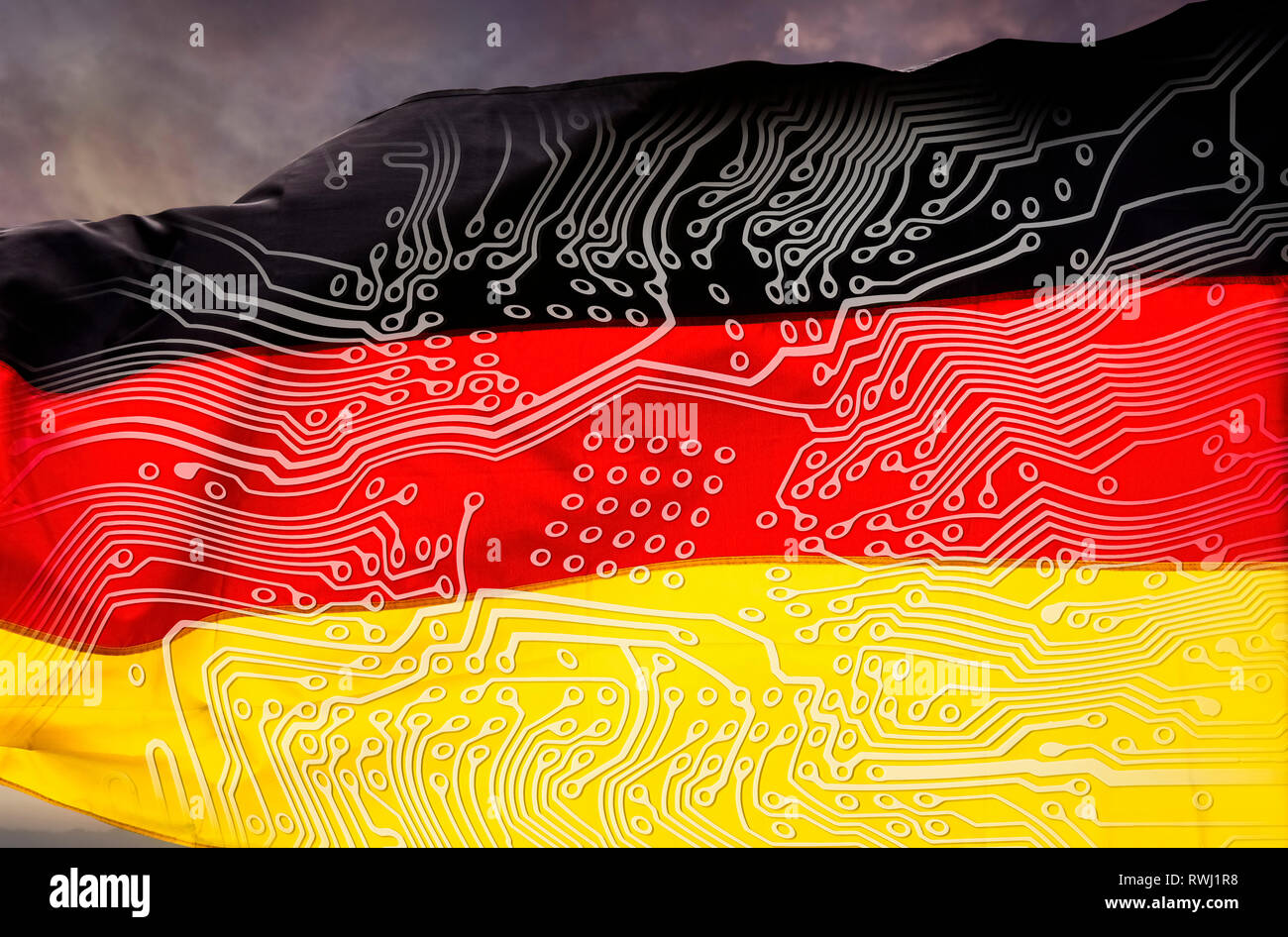 Drapeau allemand avec bord en face de ciel dramatique Banque D'Images