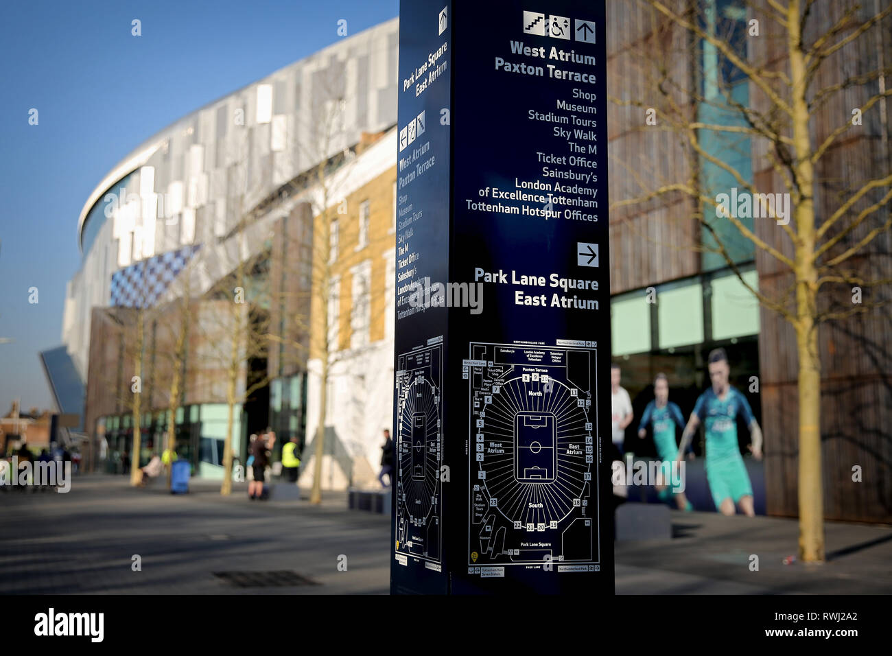 Vue générale du nouveau stade et la signalisation - Tottenham Hotspur nouveau stade de développement, White Hart Lane, London - 27 Février 2019 Banque D'Images