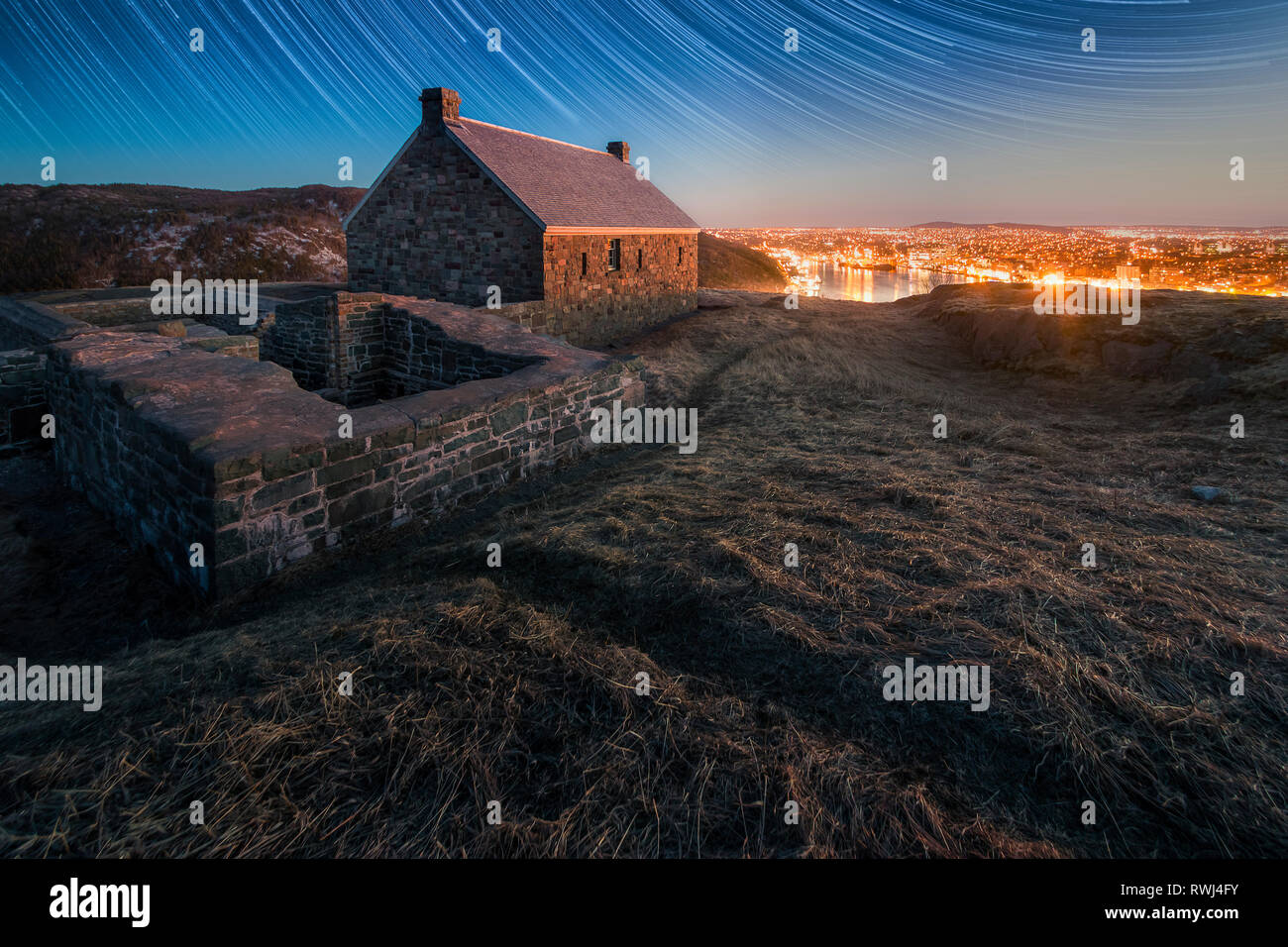 Vue du ciel la nuit et les lumières de la ville de Saint John's à partir de la batterie de Queens, le lieu historique national de Signal Hill, St John's, Terre-Neuve et Labrador Banque D'Images