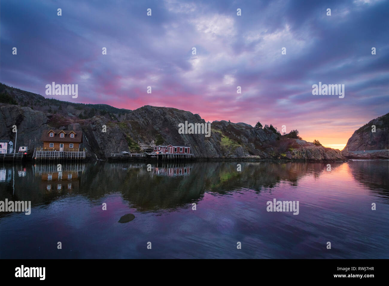 Lever du soleil à la vue de l'intestin, avec encore des reflets de l'étapes de pêche, le village de Quidi Vidi, St John's, Terre-Neuve et Labrador Banque D'Images