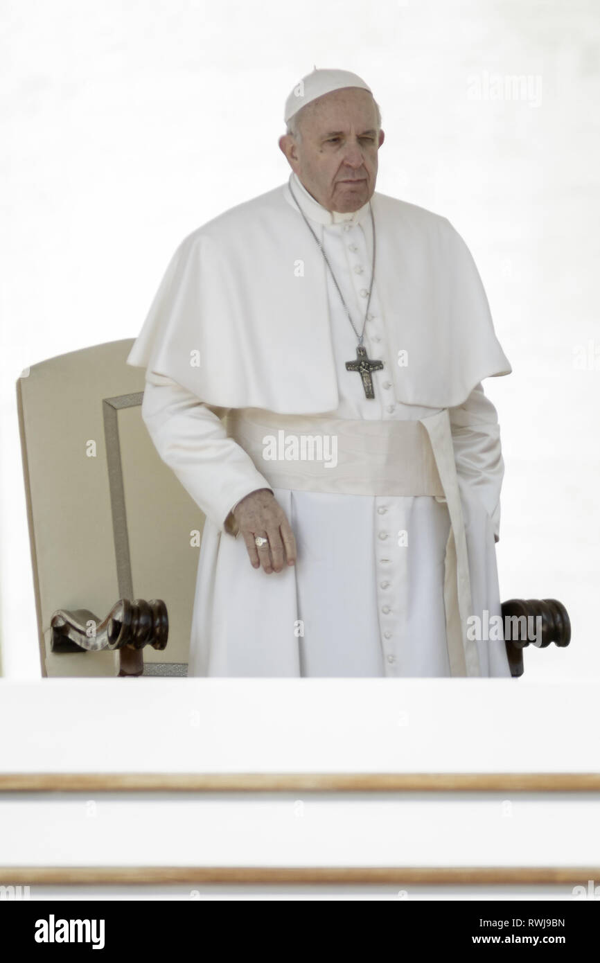 Cité du Vatican, Cité du Vatican, Vatican. Mar 6, 2019. Pape Francis vu assister à l'audience générale hebdomadaire à la place Saint Pierre.L'Audience générale a lieu tous les mercredi, quand le Pape est dans la Cité du Vatican à la place Saint Pierre, qui peut accueillir environ 80 000 personnes. Au cours de l'Audience générale, également appelé l'Audience Papale, le Saint Père s'adresse à la foule dans différentes langues. Credit : Giuseppe Ciccia SOPA/Images/ZUMA/Alamy Fil Live News Banque D'Images Cité du Vatican, Cité du Vatican, Vatican. Mar 6, 2019. Pape Francis vu assister à l'audience générale hebdomadaire à la place Saint Pierre.L'Audience générale a lieu tous les mercredi, quand le Pape est dans la Cité du Vatican à la place Saint Pierre, qui peut accueillir environ 80 000 personnes. Au cours de l'Audience générale, également appelé l'Audience Papale, le Saint Père s'adresse à la foule dans différentes langues. Credit : Giuseppe Ciccia SOPA/Images/ZUMA/Alamy Fil Live News Banque D'Images