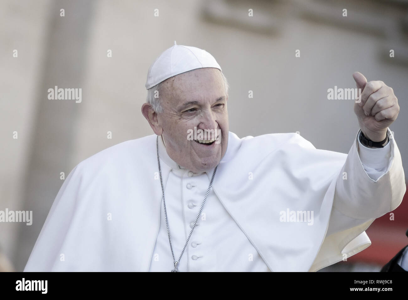 Cité du Vatican, Cité du Vatican, Vatican. Mar 6, 2019. Pape Francis vu donnant son pouce levé comme il arrive à diriger l'audience générale hebdomadaire à la place Saint Pierre.L'Audience générale a lieu tous les mercredi, quand le Pape est dans la Cité du Vatican à la place Saint Pierre, qui peut accueillir environ 80 000 personnes. Au cours de l'Audience générale, également appelé l'Audience Papale, le Saint Père s'adresse à la foule dans différentes langues. Credit : Giuseppe Ciccia SOPA/Images/ZUMA/Alamy Fil Live News Banque D'Images Cité du Vatican, Cité du Vatican, Vatican. Mar 6, 2019. Pape Francis vu donnant son pouce levé comme il arrive à diriger l'audience générale hebdomadaire à la place Saint Pierre.L'Audience générale a lieu tous les mercredi, quand le Pape est dans la Cité du Vatican à la place Saint Pierre, qui peut accueillir environ 80 000 personnes. Au cours de l'Audience générale, également appelé l'Audience Papale, le Saint Père s'adresse à la foule dans différentes langues. Credit : Giuseppe Ciccia SOPA/Images/ZUMA/Alamy Fil Live News Banque D'Images