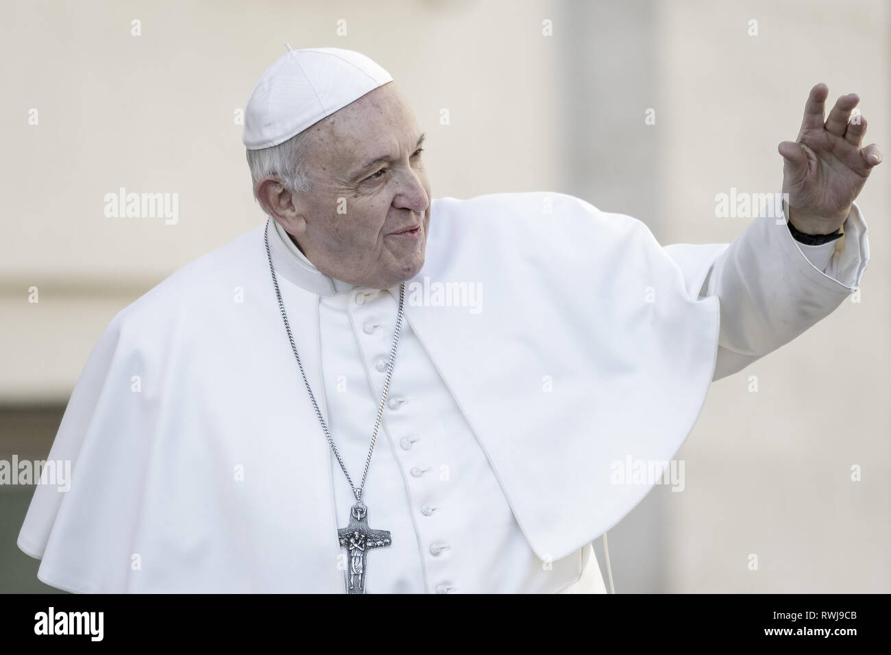 Cité du Vatican, Cité du Vatican, Vatican. Mar 6, 2019. Pape Francis vu salutation les fidèles comme il arrive à diriger l'audience générale hebdomadaire à la place Saint Pierre.L'Audience générale a lieu tous les mercredi, quand le Pape est dans la Cité du Vatican à la place Saint Pierre, qui peut accueillir environ 80 000 personnes. Au cours de l'Audience générale, également appelé l'Audience Papale, le Saint Père s'adresse à la foule dans différentes langues. Credit : Giuseppe Ciccia SOPA/Images/ZUMA/Alamy Fil Live News Banque D'Images Cité du Vatican, Cité du Vatican, Vatican. Mar 6, 2019. Pape Francis vu salutation les fidèles comme il arrive à diriger l'audience générale hebdomadaire à la place Saint Pierre.L'Audience générale a lieu tous les mercredi, quand le Pape est dans la Cité du Vatican à la place Saint Pierre, qui peut accueillir environ 80 000 personnes. Au cours de l'Audience générale, également appelé l'Audience Papale, le Saint Père s'adresse à la foule dans différentes langues. Credit : Giuseppe Ciccia SOPA/Images/ZUMA/Alamy Fil Live News Banque D'Images