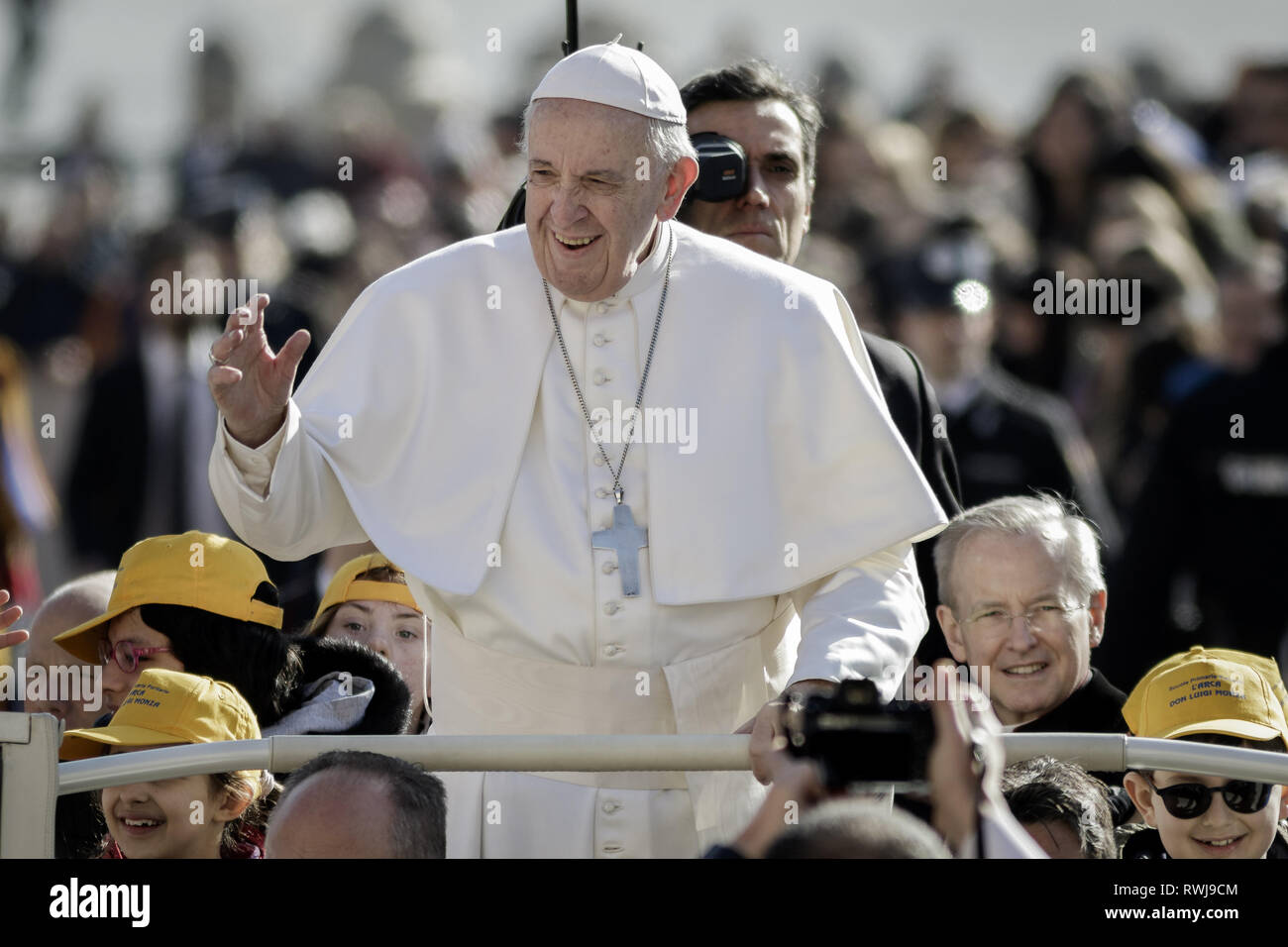 Cité du Vatican, Cité du Vatican, Vatican. Mar 6, 2019. Pape Francis vu salutation les fidèles comme il arrive à diriger l'audience générale hebdomadaire à la place Saint Pierre.L'Audience générale a lieu tous les mercredi, quand le Pape est dans la Cité du Vatican à la place Saint Pierre, qui peut accueillir environ 80 000 personnes. Au cours de l'Audience générale, également appelé l'Audience Papale, le Saint Père s'adresse à la foule dans différentes langues. Credit : Giuseppe Ciccia SOPA/Images/ZUMA/Alamy Fil Live News Banque D'Images Cité du Vatican, Cité du Vatican, Vatican. Mar 6, 2019. Pape Francis vu salutation les fidèles comme il arrive à diriger l'audience générale hebdomadaire à la place Saint Pierre.L'Audience générale a lieu tous les mercredi, quand le Pape est dans la Cité du Vatican à la place Saint Pierre, qui peut accueillir environ 80 000 personnes. Au cours de l'Audience générale, également appelé l'Audience Papale, le Saint Père s'adresse à la foule dans différentes langues. Credit : Giuseppe Ciccia SOPA/Images/ZUMA/Alamy Fil Live News Banque D'Images