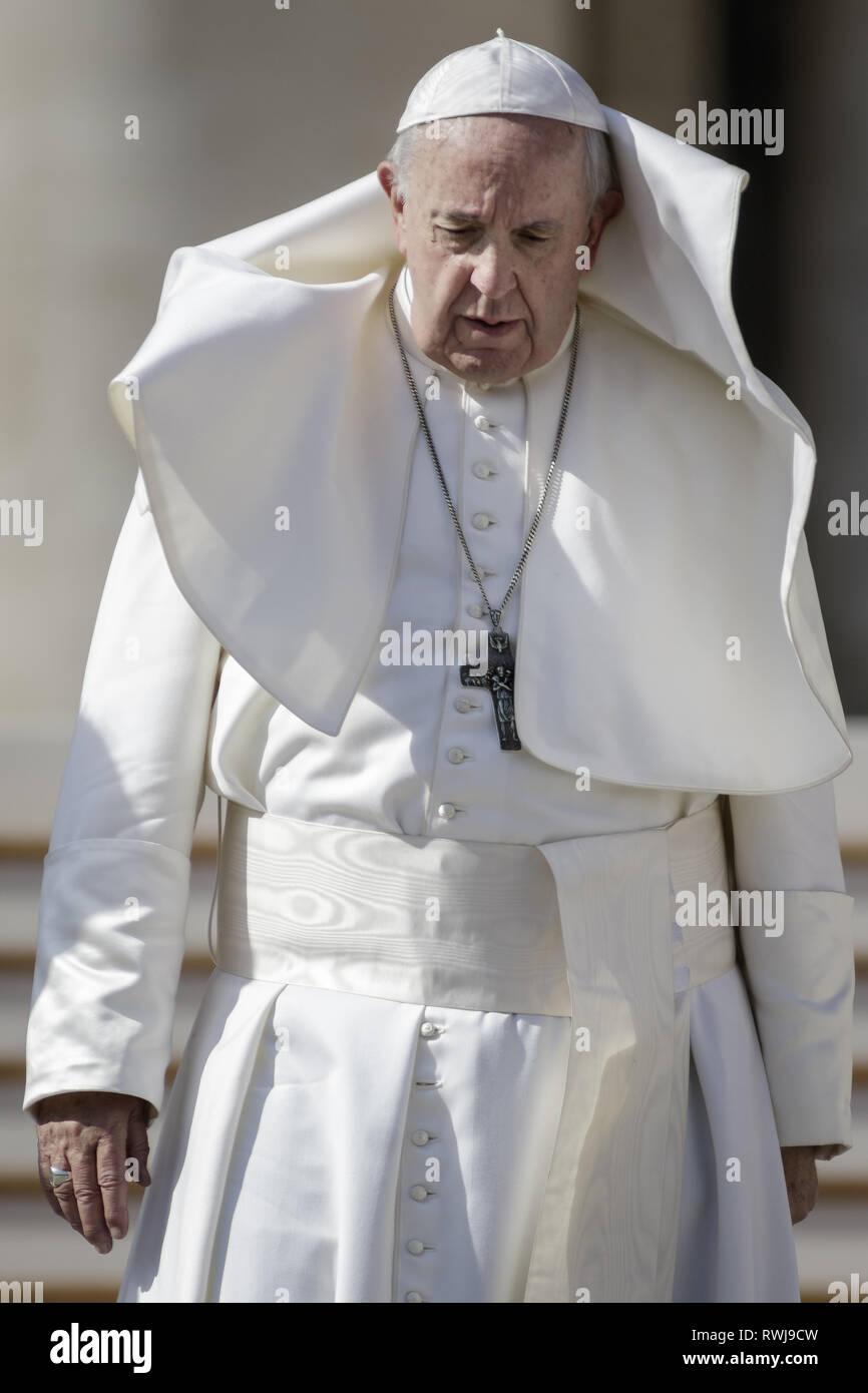 Cité du Vatican, Cité du Vatican, Vatican. Mar 6, 2019. Pape Francis vu partant après l'audience générale hebdomadaire à la place Saint Pierre.L'Audience générale a lieu tous les mercredi, quand le Pape est dans la Cité du Vatican à la place Saint Pierre, qui peut accueillir environ 80 000 personnes. Au cours de l'Audience générale, également appelé l'Audience Papale, le Saint Père s'adresse à la foule dans différentes langues. Credit : Giuseppe Ciccia SOPA/Images/ZUMA/Alamy Fil Live News Banque D'Images Cité du Vatican, Cité du Vatican, Vatican. Mar 6, 2019. Pape Francis vu partant après l'audience générale hebdomadaire à la place Saint Pierre.L'Audience générale a lieu tous les mercredi, quand le Pape est dans la Cité du Vatican à la place Saint Pierre, qui peut accueillir environ 80 000 personnes. Au cours de l'Audience générale, également appelé l'Audience Papale, le Saint Père s'adresse à la foule dans différentes langues. Credit : Giuseppe Ciccia SOPA/Images/ZUMA/Alamy Fil Live News Banque D'Images