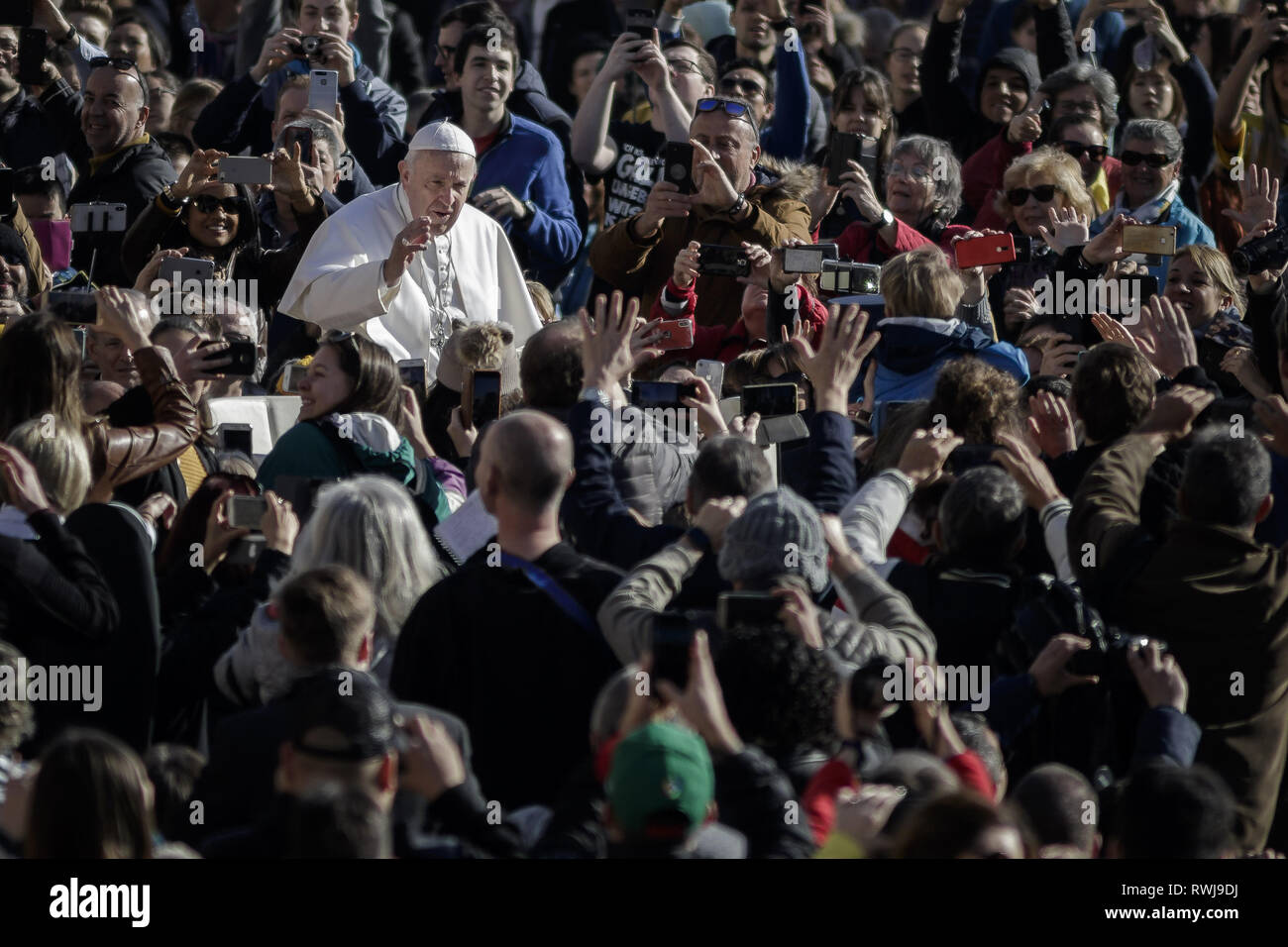 Cité du Vatican, Cité du Vatican, Vatican. Mar 6, 2019. Pape Francis vu rouler sur le pape-mobile à travers la foule des fidèles comme il arrive à diriger l'audience générale hebdomadaire à la place Saint Pierre.L'Audience générale a lieu tous les mercredi, quand le Pape est dans la Cité du Vatican à la place Saint Pierre, qui peut accueillir environ 80 000 personnes. Au cours de l'Audience générale, également appelé l'Audience Papale, le Saint Père s'adresse à la foule dans différentes langues. Credit : Giuseppe Ciccia SOPA/Images/ZUMA/Alamy Fil Live News Banque D'Images Cité du Vatican, Cité du Vatican, Vatican. Mar 6, 2019. Pape Francis vu rouler sur le pape-mobile à travers la foule des fidèles comme il arrive à diriger l'audience générale hebdomadaire à la place Saint Pierre.L'Audience générale a lieu tous les mercredi, quand le Pape est dans la Cité du Vatican à la place Saint Pierre, qui peut accueillir environ 80 000 personnes. Au cours de l'Audience générale, également appelé l'Audience Papale, le Saint Père s'adresse à la foule dans différentes langues. Credit : Giuseppe Ciccia SOPA/Images/ZUMA/Alamy Fil Live News Banque D'Images