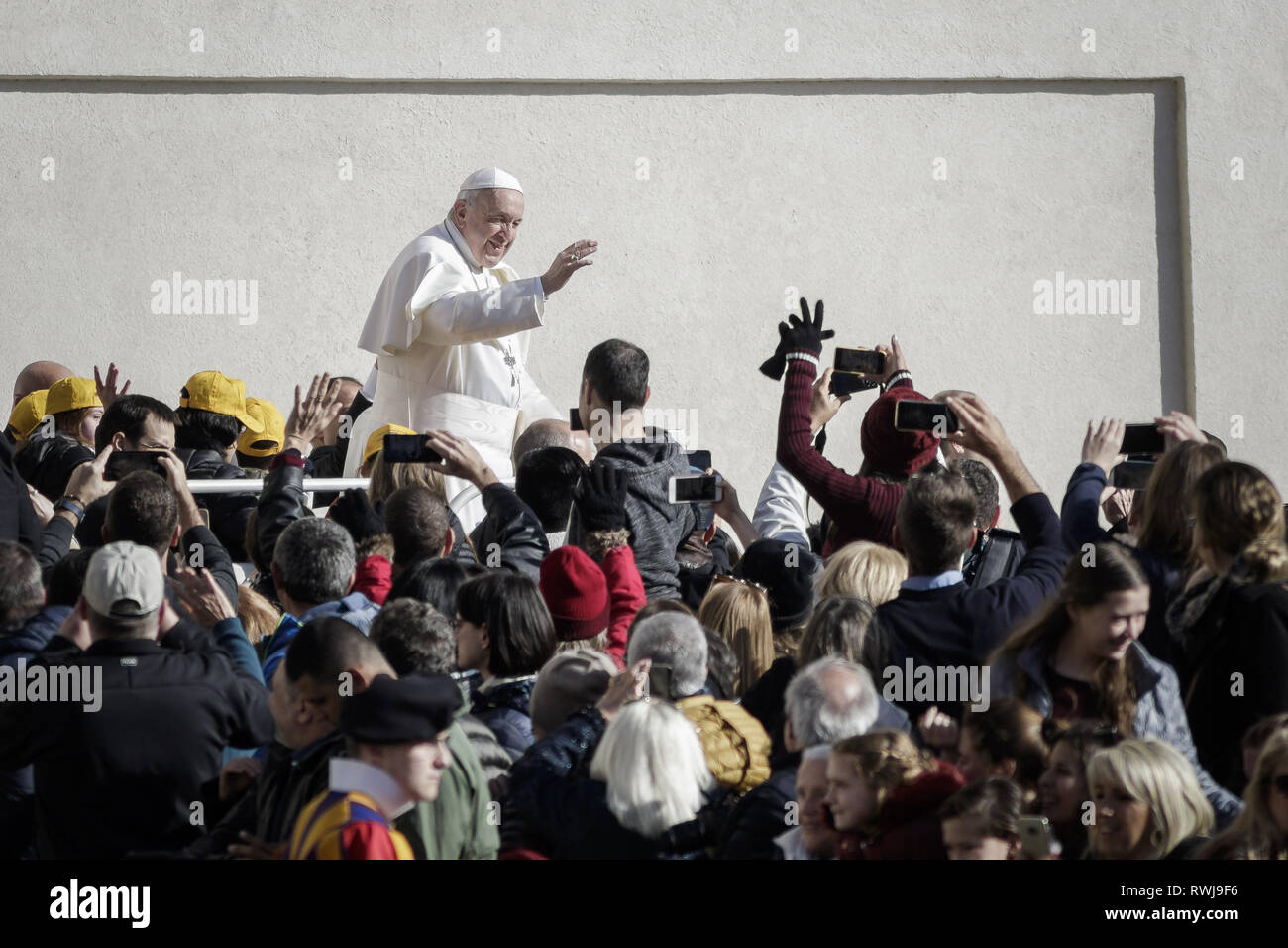 Cité du Vatican, Cité du Vatican, Vatican. Mar 6, 2019. Pape Francis vu salutation les fidèles comme il arrive à diriger l'audience générale hebdomadaire à la place Saint Pierre.L'Audience générale a lieu tous les mercredi, quand le Pape est dans la Cité du Vatican à la place Saint Pierre, qui peut accueillir environ 80 000 personnes. Au cours de l'Audience générale, également appelé l'Audience Papale, le Saint Père s'adresse à la foule dans différentes langues. Credit : Giuseppe Ciccia SOPA/Images/ZUMA/Alamy Fil Live News Banque D'Images Cité du Vatican, Cité du Vatican, Vatican. Mar 6, 2019. Pape Francis vu salutation les fidèles comme il arrive à diriger l'audience générale hebdomadaire à la place Saint Pierre.L'Audience générale a lieu tous les mercredi, quand le Pape est dans la Cité du Vatican à la place Saint Pierre, qui peut accueillir environ 80 000 personnes. Au cours de l'Audience générale, également appelé l'Audience Papale, le Saint Père s'adresse à la foule dans différentes langues. Credit : Giuseppe Ciccia SOPA/Images/ZUMA/Alamy Fil Live News Banque D'Images