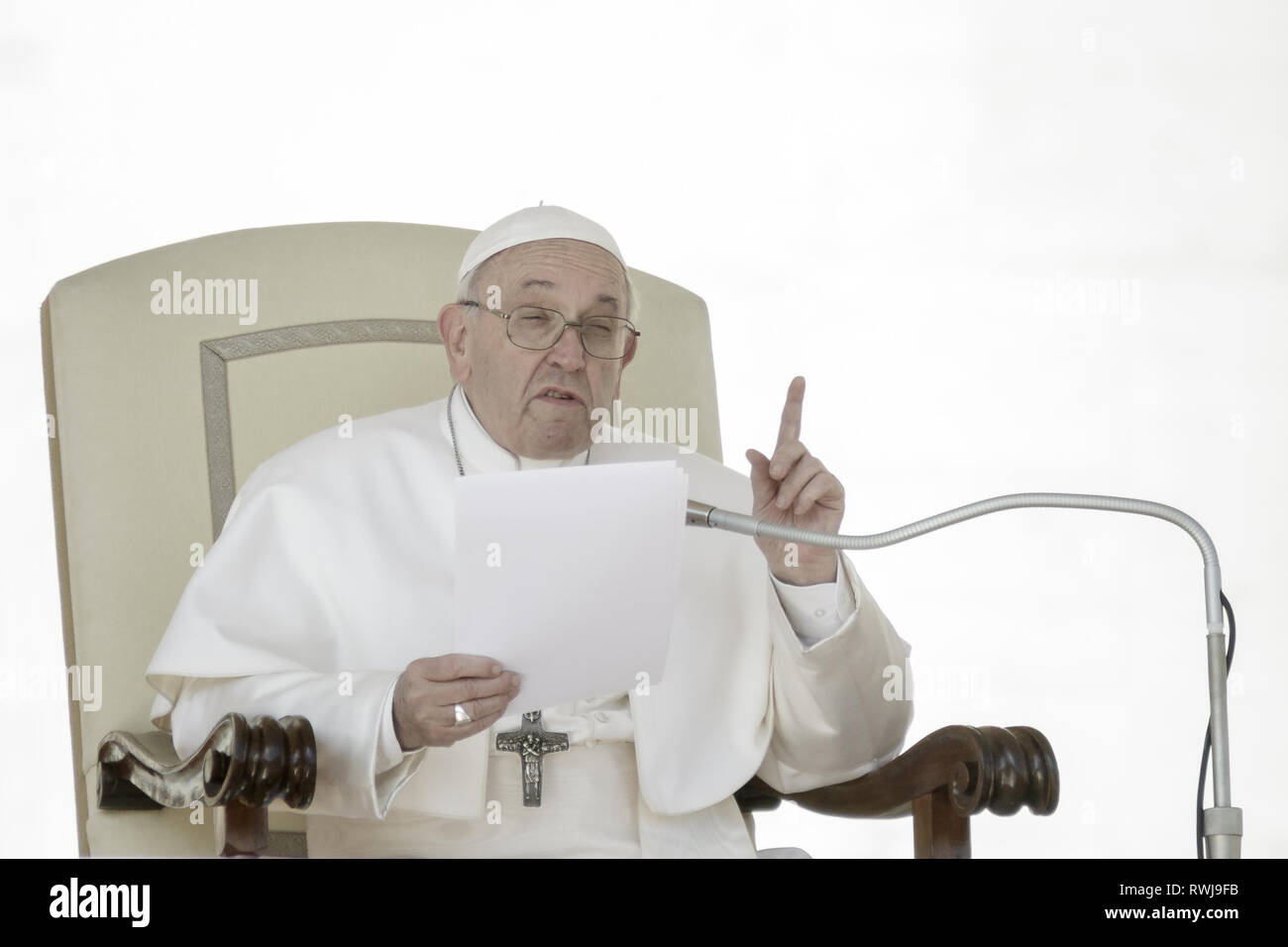 Cité du Vatican, Cité du Vatican, Vatican. Mar 6, 2019. Pape Francis vu la prestation de son homélie qu'il dirige l'audience générale hebdomadaire à la place Saint Pierre.L'Audience générale a lieu tous les mercredi, quand le Pape est dans la Cité du Vatican à la place Saint Pierre, qui peut accueillir environ 80 000 personnes. Au cours de l'Audience générale, également appelé l'Audience Papale, le Saint Père s'adresse à la foule dans différentes langues. Credit : Giuseppe Ciccia SOPA/Images/ZUMA/Alamy Fil Live News Banque D'Images Cité du Vatican, Cité du Vatican, Vatican. Mar 6, 2019. Pape Francis vu la prestation de son homélie qu'il dirige l'audience générale hebdomadaire à la place Saint Pierre.L'Audience générale a lieu tous les mercredi, quand le Pape est dans la Cité du Vatican à la place Saint Pierre, qui peut accueillir environ 80 000 personnes. Au cours de l'Audience générale, également appelé l'Audience Papale, le Saint Père s'adresse à la foule dans différentes langues. Credit : Giuseppe Ciccia SOPA/Images/ZUMA/Alamy Fil Live News Banque D'Images