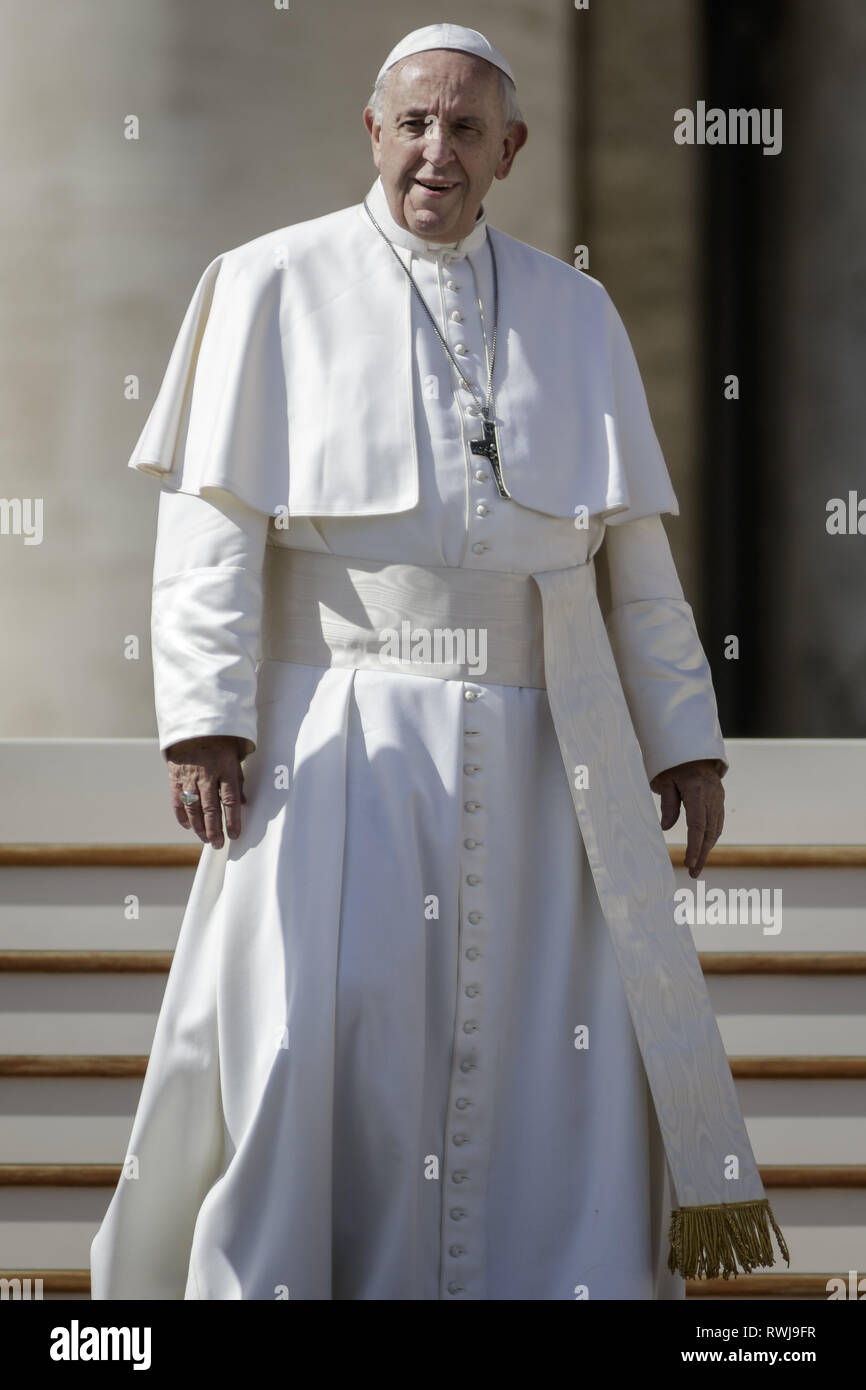 Cité du Vatican, Cité du Vatican, Vatican. Mar 6, 2019. Pape Francis sourit en partant après l'audience générale hebdomadaire à la place Saint Pierre.L'Audience générale a lieu tous les mercredi, quand le Pape est dans la Cité du Vatican à la place Saint Pierre, qui peut accueillir environ 80 000 personnes. Au cours de l'Audience générale, également appelé l'Audience Papale, le Saint Père s'adresse à la foule dans différentes langues. Credit : Giuseppe Ciccia SOPA/Images/ZUMA/Alamy Fil Live News Banque D'Images Cité du Vatican, Cité du Vatican, Vatican. Mar 6, 2019. Pape Francis sourit en partant après l'audience générale hebdomadaire à la place Saint Pierre.L'Audience générale a lieu tous les mercredi, quand le Pape est dans la Cité du Vatican à la place Saint Pierre, qui peut accueillir environ 80 000 personnes. Au cours de l'Audience générale, également appelé l'Audience Papale, le Saint Père s'adresse à la foule dans différentes langues. Credit : Giuseppe Ciccia SOPA/Images/ZUMA/Alamy Fil Live News Banque D'Images