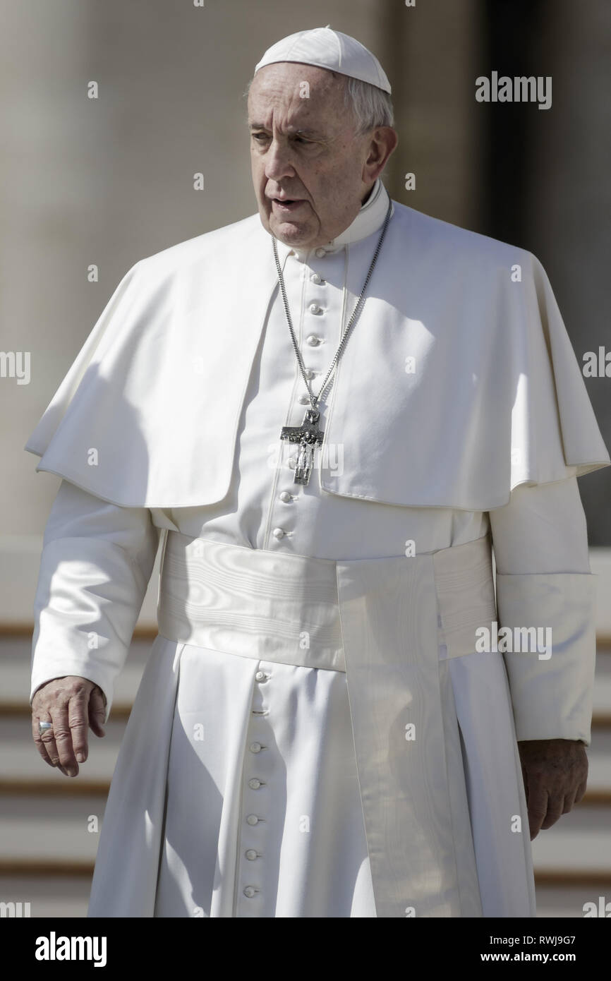 Cité du Vatican, Cité du Vatican, Vatican. Mar 6, 2019. Pape Francis vu partant après l'audience générale hebdomadaire à la place Saint Pierre.L'Audience générale a lieu tous les mercredi, quand le Pape est dans la Cité du Vatican à la place Saint Pierre, qui peut accueillir environ 80 000 personnes. Au cours de l'Audience générale, également appelé l'Audience Papale, le Saint Père s'adresse à la foule dans différentes langues. Credit : Giuseppe Ciccia SOPA/Images/ZUMA/Alamy Fil Live News Banque D'Images Cité du Vatican, Cité du Vatican, Vatican. Mar 6, 2019. Pape Francis vu partant après l'audience générale hebdomadaire à la place Saint Pierre.L'Audience générale a lieu tous les mercredi, quand le Pape est dans la Cité du Vatican à la place Saint Pierre, qui peut accueillir environ 80 000 personnes. Au cours de l'Audience générale, également appelé l'Audience Papale, le Saint Père s'adresse à la foule dans différentes langues. Credit : Giuseppe Ciccia SOPA/Images/ZUMA/Alamy Fil Live News Banque D'Images