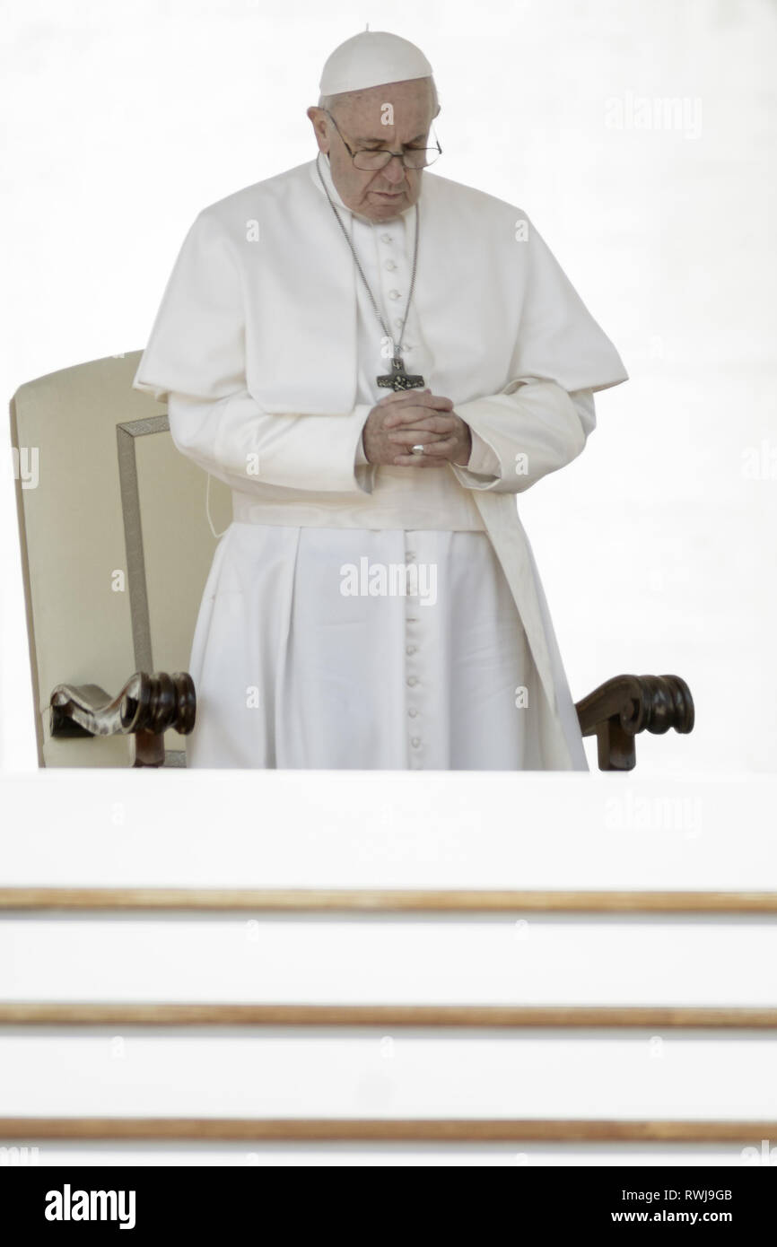 Cité du Vatican, Cité du Vatican, Vatican. Mar 6, 2019. Pape Francis vu prier au cours de l'audience générale hebdomadaire à la place Saint Pierre.L'Audience générale a lieu tous les mercredi, quand le Pape est dans la Cité du Vatican à la place Saint Pierre, qui peut accueillir environ 80 000 personnes. Au cours de l'Audience générale, également appelé l'Audience Papale, le Saint Père s'adresse à la foule dans différentes langues. Credit : Giuseppe Ciccia SOPA/Images/ZUMA/Alamy Fil Live News Banque D'Images Cité du Vatican, Cité du Vatican, Vatican. Mar 6, 2019. Pape Francis vu prier au cours de l'audience générale hebdomadaire à la place Saint Pierre.L'Audience générale a lieu tous les mercredi, quand le Pape est dans la Cité du Vatican à la place Saint Pierre, qui peut accueillir environ 80 000 personnes. Au cours de l'Audience générale, également appelé l'Audience Papale, le Saint Père s'adresse à la foule dans différentes langues. Credit : Giuseppe Ciccia SOPA/Images/ZUMA/Alamy Fil Live News Banque D'Images