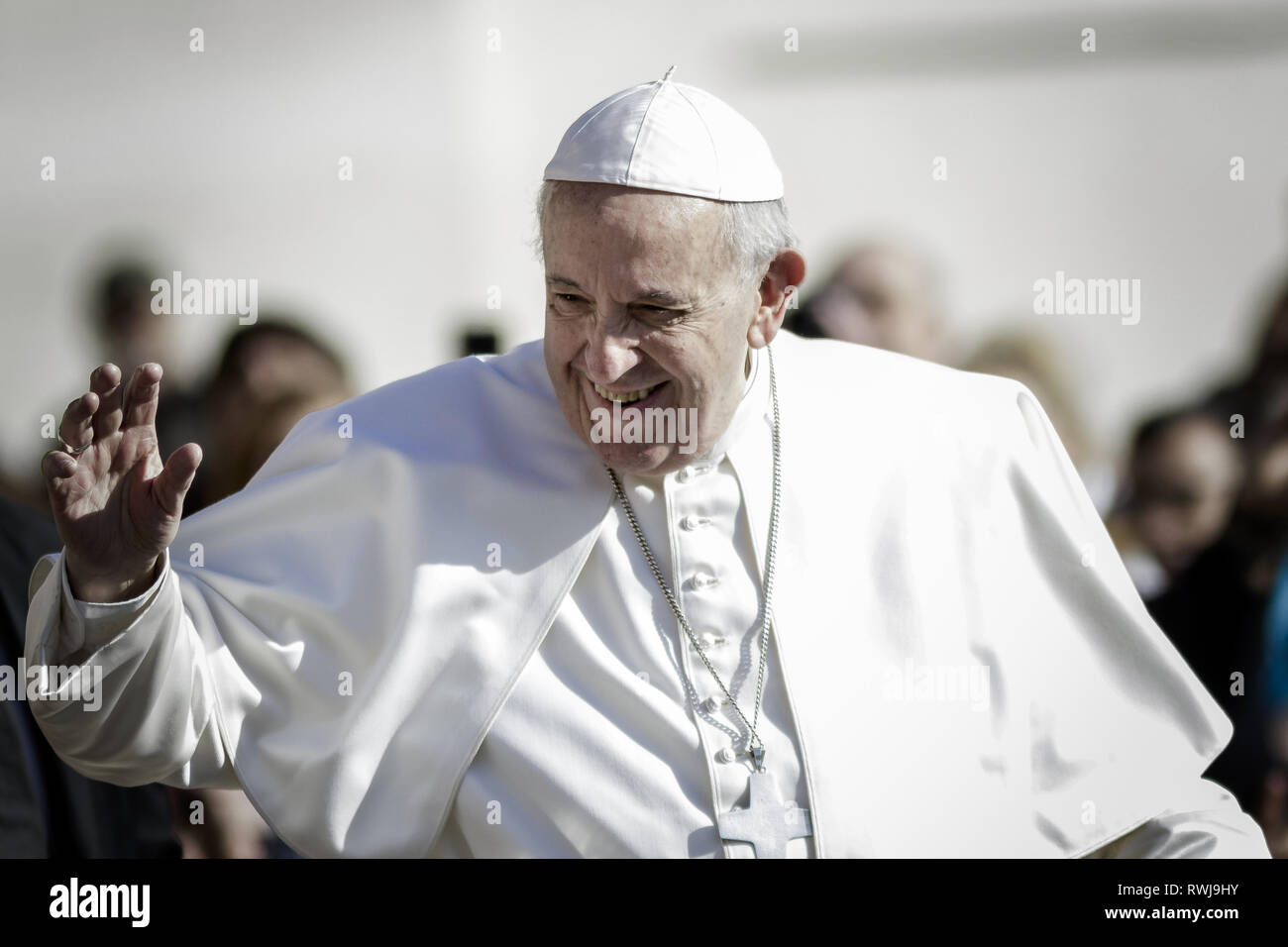 Cité du Vatican, Cité du Vatican, Vatican. Mar 6, 2019. Pape Francis vu salutation les fidèles comme il arrive à diriger l'audience générale hebdomadaire à la place Saint Pierre.L'Audience générale a lieu tous les mercredi, quand le Pape est dans la Cité du Vatican à la place Saint Pierre, qui peut accueillir environ 80 000 personnes. Au cours de l'Audience générale, également appelé l'Audience Papale, le Saint Père s'adresse à la foule dans différentes langues. Credit : Giuseppe Ciccia SOPA/Images/ZUMA/Alamy Fil Live News Banque D'Images Cité du Vatican, Cité du Vatican, Vatican. Mar 6, 2019. Pape Francis vu salutation les fidèles comme il arrive à diriger l'audience générale hebdomadaire à la place Saint Pierre.L'Audience générale a lieu tous les mercredi, quand le Pape est dans la Cité du Vatican à la place Saint Pierre, qui peut accueillir environ 80 000 personnes. Au cours de l'Audience générale, également appelé l'Audience Papale, le Saint Père s'adresse à la foule dans différentes langues. Credit : Giuseppe Ciccia SOPA/Images/ZUMA/Alamy Fil Live News Banque D'Images