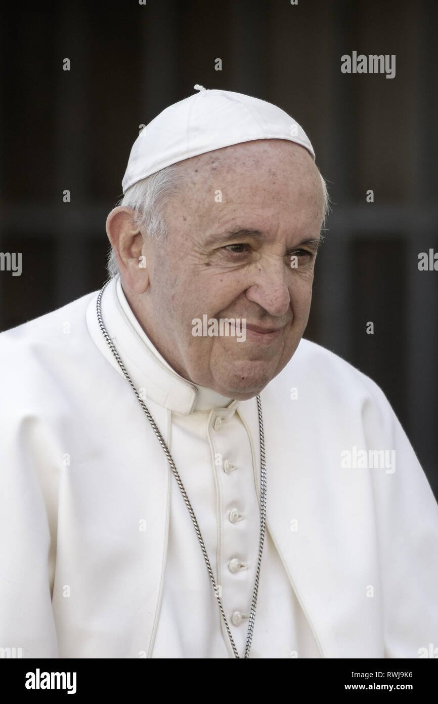 Cité du Vatican, Cité du Vatican, Vatican. Mar 6, 2019. Pape Francis sourit en partant après l'audience générale hebdomadaire à la place Saint Pierre.L'Audience générale a lieu tous les mercredi, quand le Pape est dans la Cité du Vatican à la place Saint Pierre, qui peut accueillir environ 80 000 personnes. Au cours de l'Audience générale, également appelé l'Audience Papale, le Saint Père s'adresse à la foule dans différentes langues. Credit : Giuseppe Ciccia SOPA/Images/ZUMA/Alamy Fil Live News Banque D'Images Cité du Vatican, Cité du Vatican, Vatican. Mar 6, 2019. Pape Francis sourit en partant après l'audience générale hebdomadaire à la place Saint Pierre.L'Audience générale a lieu tous les mercredi, quand le Pape est dans la Cité du Vatican à la place Saint Pierre, qui peut accueillir environ 80 000 personnes. Au cours de l'Audience générale, également appelé l'Audience Papale, le Saint Père s'adresse à la foule dans différentes langues. Credit : Giuseppe Ciccia SOPA/Images/ZUMA/Alamy Fil Live News Banque D'Images