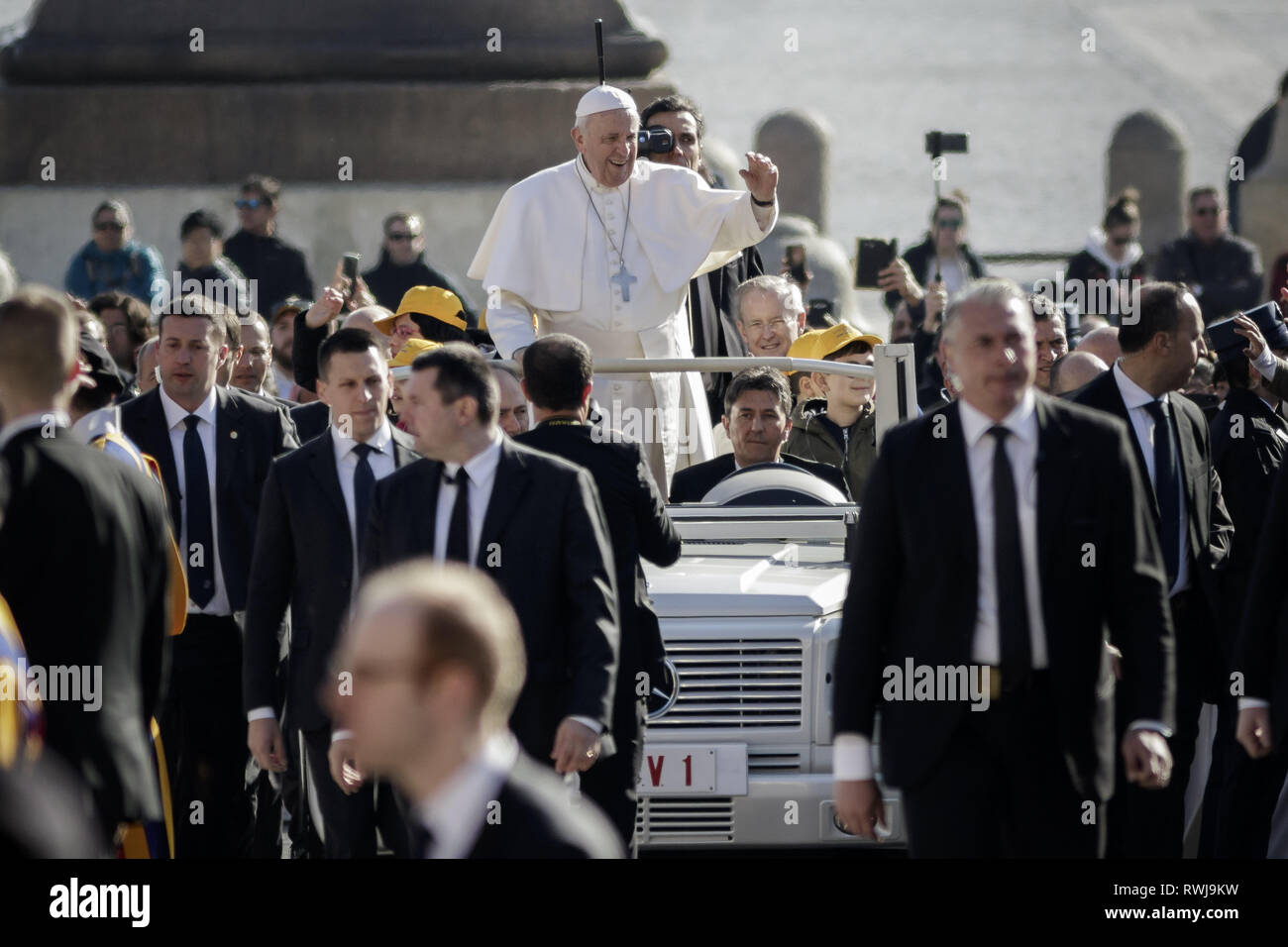 Cité du Vatican, Cité du Vatican, Vatican. Mar 6, 2019. Pape Francis vu rouler sur le pape-mobile à travers la foule des fidèles comme il arrive à diriger l'audience générale hebdomadaire à la place Saint Pierre.L'Audience générale a lieu tous les mercredi, quand le Pape est dans la Cité du Vatican à la place Saint Pierre, qui peut accueillir environ 80 000 personnes. Au cours de l'Audience générale, également appelé l'Audience Papale, le Saint Père s'adresse à la foule dans différentes langues. Credit : Giuseppe Ciccia SOPA/Images/ZUMA/Alamy Fil Live News Banque D'Images Cité du Vatican, Cité du Vatican, Vatican. Mar 6, 2019. Pape Francis vu rouler sur le pape-mobile à travers la foule des fidèles comme il arrive à diriger l'audience générale hebdomadaire à la place Saint Pierre.L'Audience générale a lieu tous les mercredi, quand le Pape est dans la Cité du Vatican à la place Saint Pierre, qui peut accueillir environ 80 000 personnes. Au cours de l'Audience générale, également appelé l'Audience Papale, le Saint Père s'adresse à la foule dans différentes langues. Credit : Giuseppe Ciccia SOPA/Images/ZUMA/Alamy Fil Live News Banque D'Images