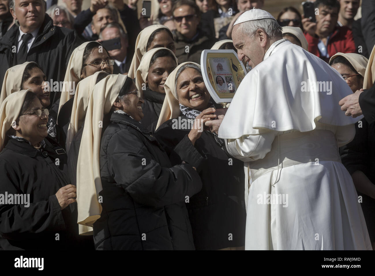 Cité du Vatican, Cité du Vatican, Vatican. Mar 6, 2019. Pape Francis vu des religieuses de vœux au cours de l'audience générale hebdomadaire à la place Saint Pierre.L'Audience générale a lieu tous les mercredi, quand le Pape est dans la Cité du Vatican à la place Saint Pierre, qui peut accueillir environ 80 000 personnes. Au cours de l'Audience générale, également appelé l'Audience Papale, le Saint Père s'adresse à la foule dans différentes langues. Credit : Giuseppe Ciccia SOPA/Images/ZUMA/Alamy Fil Live News Banque D'Images Cité du Vatican, Cité du Vatican, Vatican. Mar 6, 2019. Pape Francis vu des religieuses de vœux au cours de l'audience générale hebdomadaire à la place Saint Pierre.L'Audience générale a lieu tous les mercredi, quand le Pape est dans la Cité du Vatican à la place Saint Pierre, qui peut accueillir environ 80 000 personnes. Au cours de l'Audience générale, également appelé l'Audience Papale, le Saint Père s'adresse à la foule dans différentes langues. Credit : Giuseppe Ciccia SOPA/Images/ZUMA/Alamy Fil Live News Banque D'Images
