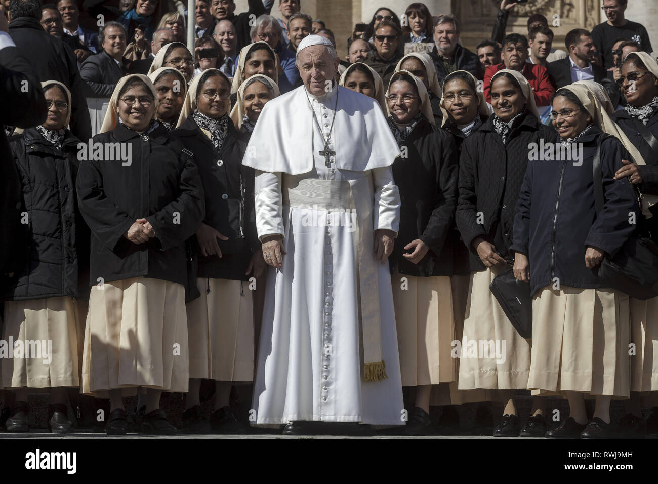 Cité du Vatican, Cité du Vatican, Vatican. Mar 6, 2019. Pape Francis vu posant pour une photo au cours de l'audience générale hebdomadaire sur la Place Saint Pierre.L'Audience générale a lieu tous les mercredi, quand le Pape est dans la Cité du Vatican à la place Saint Pierre, qui peut accueillir environ 80 000 personnes. Au cours de l'Audience générale, également appelé l'Audience Papale, le Saint Père s'adresse à la foule dans différentes langues. Credit : Giuseppe Ciccia SOPA/Images/ZUMA/Alamy Fil Live News Banque D'Images Cité du Vatican, Cité du Vatican, Vatican. Mar 6, 2019. Pape Francis vu posant pour une photo au cours de l'audience générale hebdomadaire sur la Place Saint Pierre.L'Audience générale a lieu tous les mercredi, quand le Pape est dans la Cité du Vatican à la place Saint Pierre, qui peut accueillir environ 80 000 personnes. Au cours de l'Audience générale, également appelé l'Audience Papale, le Saint Père s'adresse à la foule dans différentes langues. Credit : Giuseppe Ciccia SOPA/Images/ZUMA/Alamy Fil Live News Banque D'Images