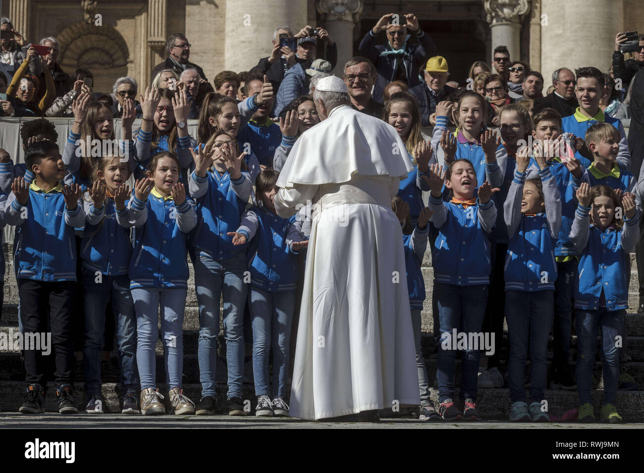 Cité du Vatican, Cité du Vatican, Vatican. Mar 6, 2019. Pape Francis vu les fidèles de vœux au cours de l'audience générale hebdomadaire à la place Saint Pierre.L'Audience générale a lieu tous les mercredi, quand le Pape est dans la Cité du Vatican à la place Saint Pierre, qui peut accueillir environ 80 000 personnes. Au cours de l'Audience générale, également appelé l'Audience Papale, le Saint Père s'adresse à la foule dans différentes langues. Credit : Giuseppe Ciccia SOPA/Images/ZUMA/Alamy Fil Live News Banque D'Images Cité du Vatican, Cité du Vatican, Vatican. Mar 6, 2019. Pape Francis vu les fidèles de vœux au cours de l'audience générale hebdomadaire à la place Saint Pierre.L'Audience générale a lieu tous les mercredi, quand le Pape est dans la Cité du Vatican à la place Saint Pierre, qui peut accueillir environ 80 000 personnes. Au cours de l'Audience générale, également appelé l'Audience Papale, le Saint Père s'adresse à la foule dans différentes langues. Credit : Giuseppe Ciccia SOPA/Images/ZUMA/Alamy Fil Live News Banque D'Images