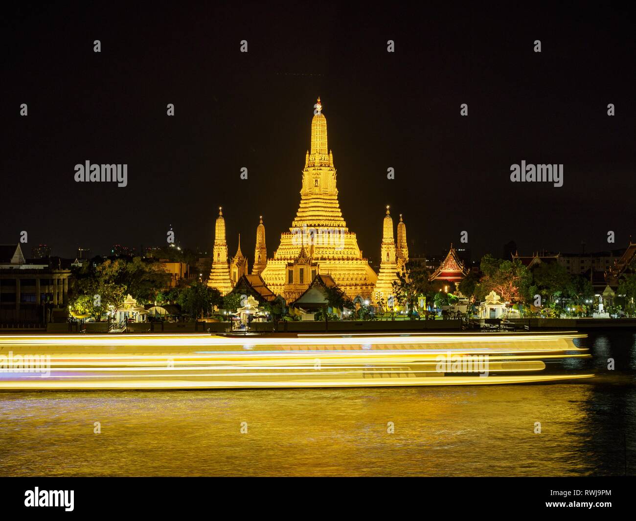 6 mars 2019 - Bangkok, Bangkok, Thaïlande - le trafic de bateaux sur la rivière Chao Phraya Wat Arun passe juste après le coucher du soleil. Wat Arun Ratchawararam Ratchawaramahawihan ou Wat Arun (Temple de l'aube'') est un temple bouddhiste (WAT) à Bangkok sur le côté de Thonburi du Chao Phraya. Le temple tire son nom du dieu hindou Aruna, qui est personnifiée comme le soleil levant. Wat Arun est parmi les plus connus de la Thaïlande est ses temples. Le temple existe depuis au moins le 17ème siècle, mais son prang distinctif (flèches) ont été construites dans le style khmer au début du xixe siècle au cours de la Banque D'Images