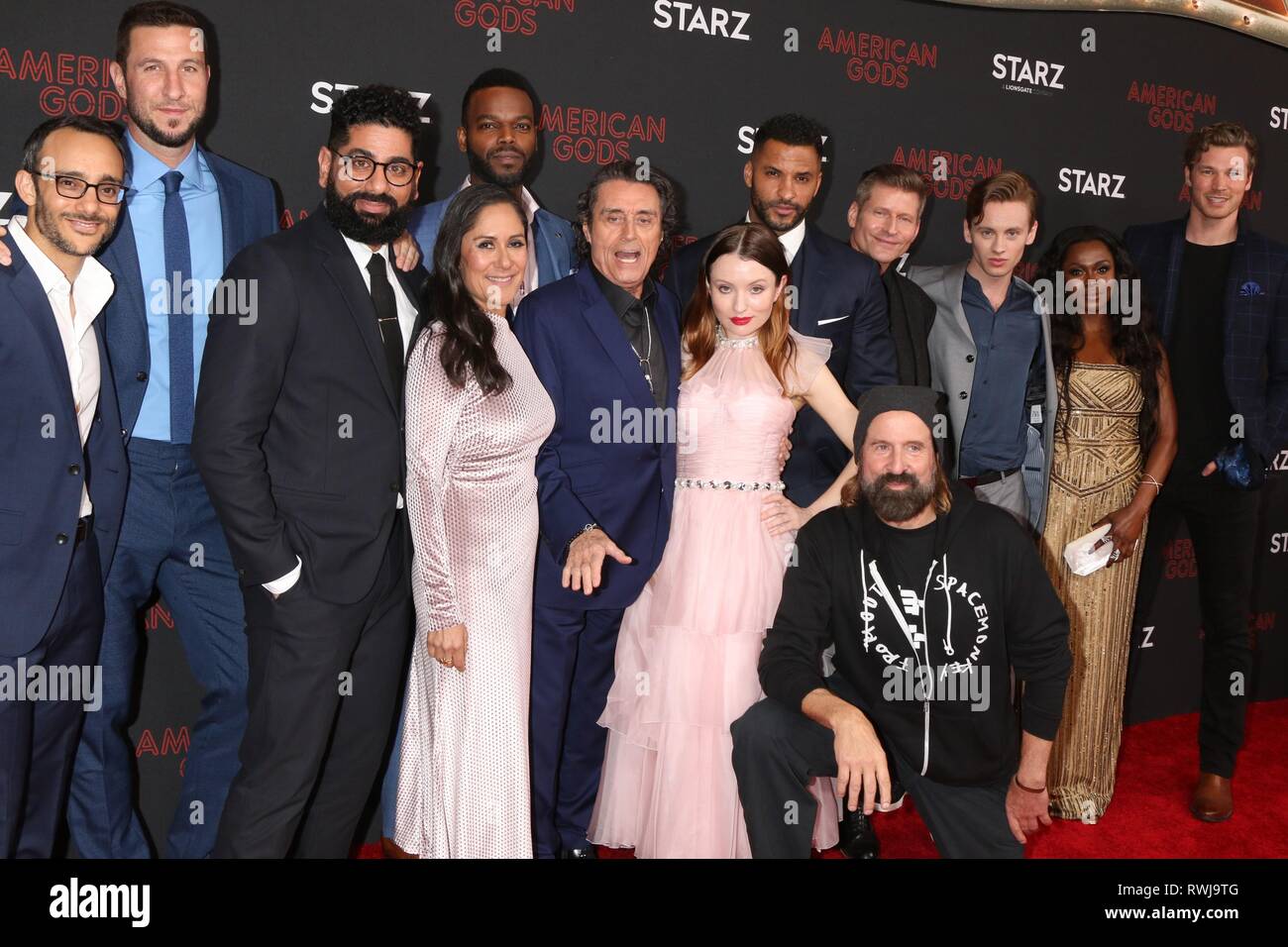 Los Angeles, CA, USA. 5e Mar, 2019. American Gods Cast, Omid Abtahi, Pablo Schreiber, Sakina Jaffrey, Mousa Kraish, Ian McShane, Demore Barnes, Emily Browning, Ricky Whittle, Peter Stormare, Crispin Glover, Yetide Badaki Bruce Langley, au niveau des arrivées pour la saison deux dieux américain Premiere sur STARZ, Ace Hotel, Los Angeles, CA 5 mars 2019. Credit : Priscilla Grant/Everett Collection/Alamy Live News Banque D'Images