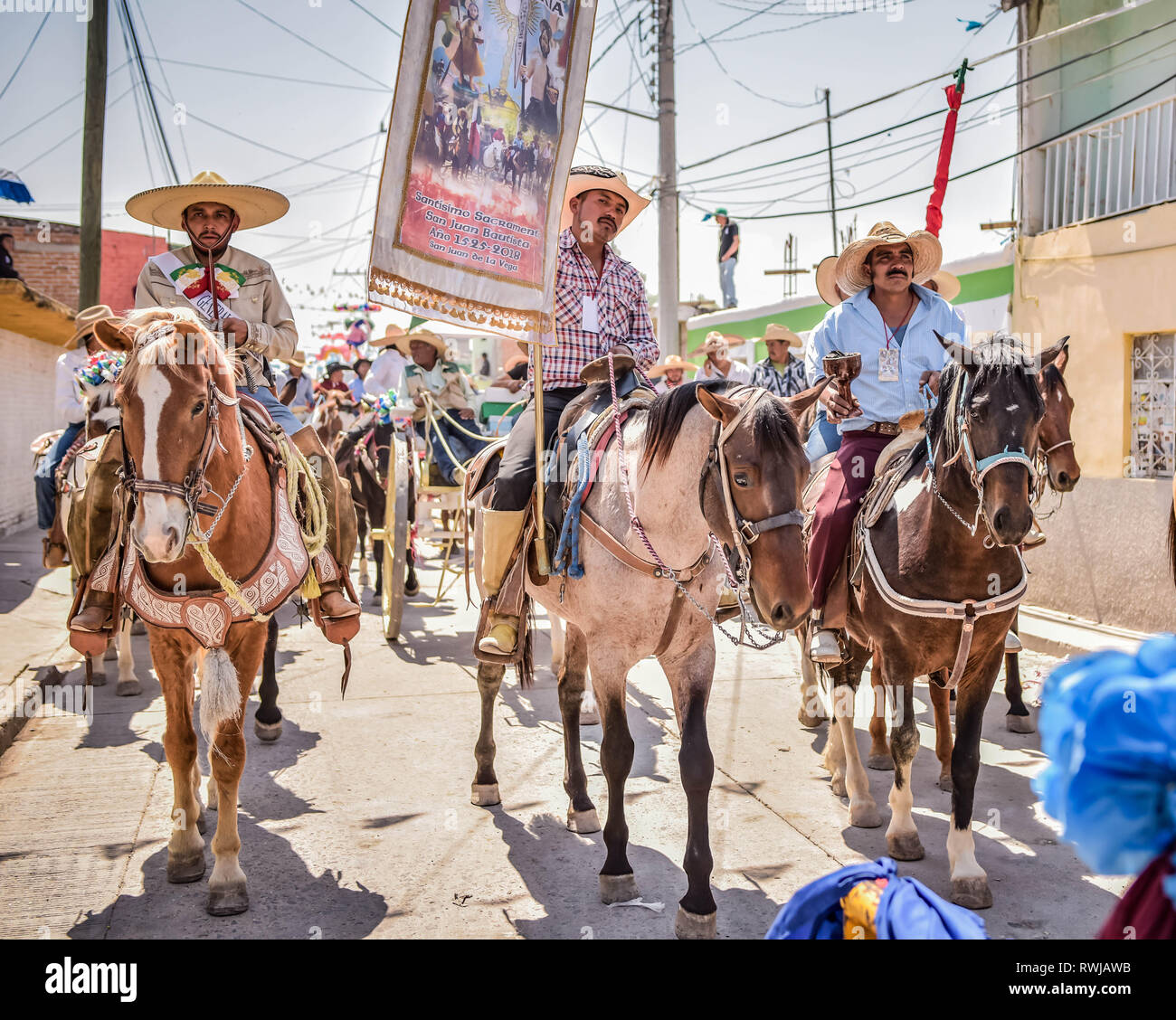 05 mars 2019, au Mexique, San Juan de la Vega : mexicains de trajet pour le 'Festival des marteaux explosif". Dans un solide, les explosifs sont attachés à un marteau lourd et la cargaison est ensuite frappé sur une plaque de métal pour le faire exploser. Le spectacle de la poussière tourbillonne jusqu'fait partie des célébrations pour la ville saint patron San Juanito, en allemand St John. (Dpa 'petite ville mexicaine célèbre le 'Festival des marteaux explosif' à partir de 06.03.2019) Photo : Edgar Santiago Garcia/dpa Banque D'Images