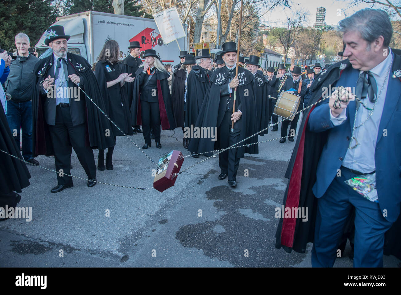 Madrid, Espagne. 08Th Mar, 2019. Les origines de la Confrérie de l'Alegre enterrement de la Sardine pourrait revenir sur le règne de Carlos III, parce que selon la tradition populaire pour le Madrid de l'heure d'arrivée d'un jeu de poisson pourri aux marchés, à l'origine de l'odeur dans toute la ville. Pour résoudre ce problème, le roi a émis un décret ordonnant l'enterrement de ce poisson sur les rives de la rivière Manzanares. Credit : Alberto Ramírez Sibaja/Alamy Live News Banque D'Images