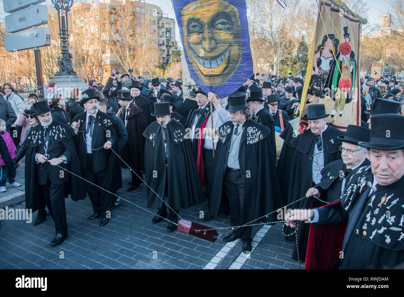 Madrid, Espagne. 08Th Mar, 2019. Les origines de la Confrérie de l'Alegre enterrement de la Sardine pourrait revenir sur le règne de Carlos III, parce que selon la tradition populaire pour le Madrid de l'heure d'arrivée d'un jeu de poisson pourri aux marchés, à l'origine de l'odeur dans toute la ville. Pour résoudre ce problème, le roi a émis un décret ordonnant l'enterrement de ce poisson sur les rives de la rivière Manzanares. Credit : Alberto Ramírez Sibaja/Alamy Live News Banque D'Images