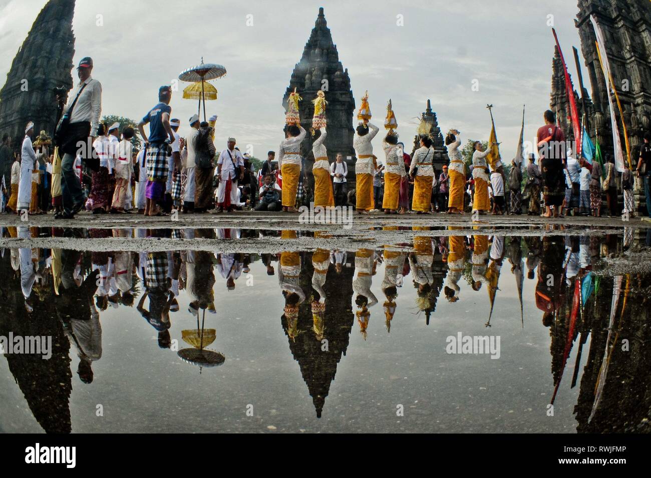 Beijing, l'Indonésie. Mar 6, 2019. Les dévots hindous indonésiens participent à une cérémonie avant le jour de Nyepi au Temple de Prambanan à Yogyakarta, Indonésie, le 6 mars 2019. Credit : Supriyanto/Xinhua/Alamy Live News Banque D'Images