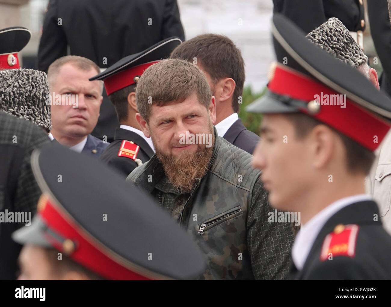 Grosny, la Russie. 05Th Oct, 2018. Ramzan Kadyrov (M), chef de la république russe de Tchétchénie, et dignitaires tchétchènes se tiennent côte à côte lors d'une cérémonie marquant le 200e anniversaire de la fondation de la capitale Grozny. (Dpa article 'la dictature de Kadyrov en Tchétchénie est une bombe à retardement') Credit : Friedemann Kohler/dpa/Alamy Live News Banque D'Images