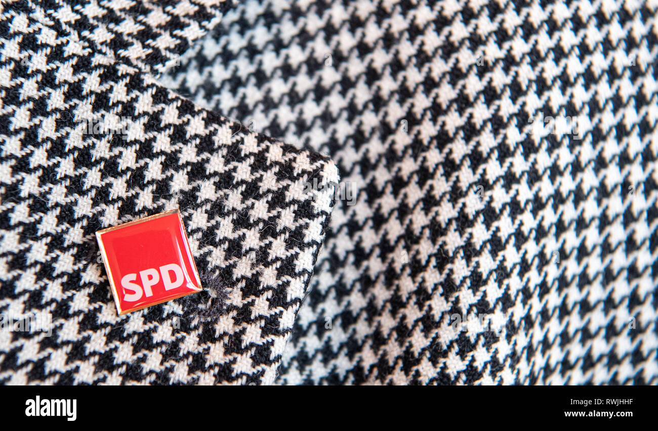 Ludwigsburg, Allemagne. 08Th Mar, 2019. Un homme porte un badge avec le logo du SPD sur son revers pendant le SPD Bade-wurtemberg événement politique le mercredi des cendres de l'état. Crédit : Sébastien Gollnow/dpa/Alamy Live News Banque D'Images