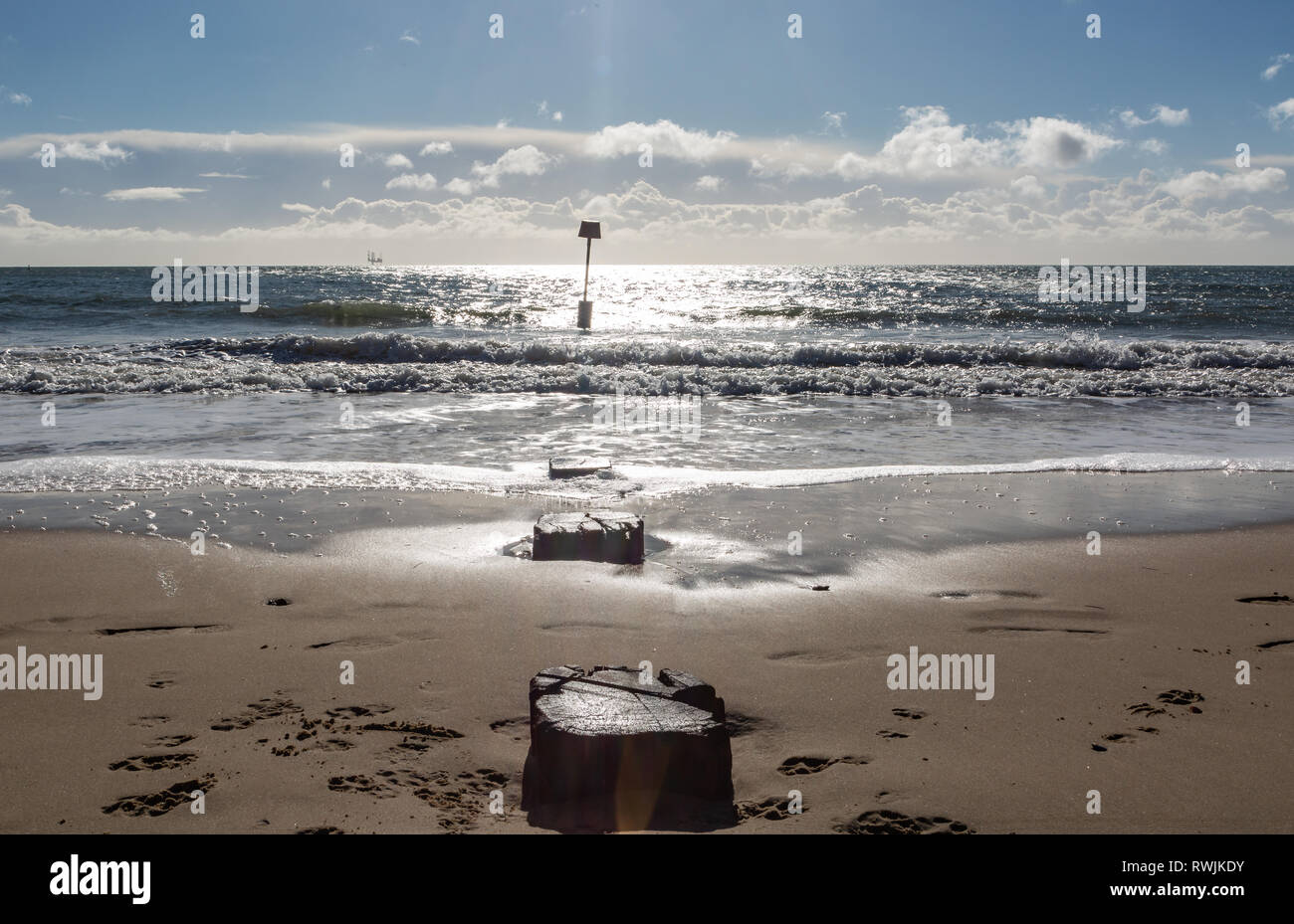 Plage de Sandbanks, Poole, Dorset, UK. 07Th Mar, 2019. Un jour venteux après de très fortes pluies. Le ciel dégagé pour donner un beau ciel bleu avec des nuages de course. L'eau de mer se précipitait dans et hors. L'origine de l'exploitation des sables bitumineux. Suzanne crédit McGowan / Alamy Live News Crédit : Suzanne McGowan/Alamy Live News Banque D'Images